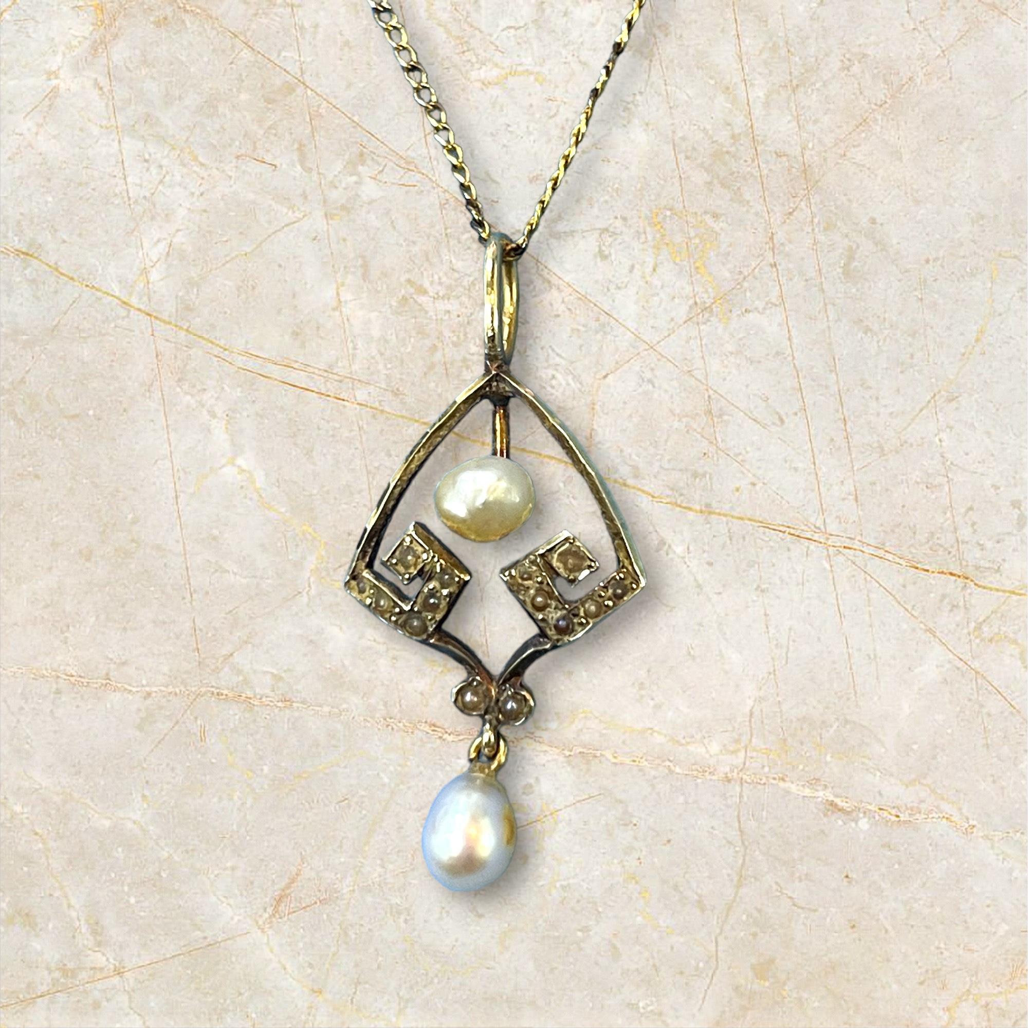 Ce pendentif vintage exquis est fabriqué en or jaune 10K et présente un design unique orné de perles lustrées. Le pendentif met en valeur une perle centrale et une délicate perle pendante, ajoutant une touche d'élégance et de sophistication. Les