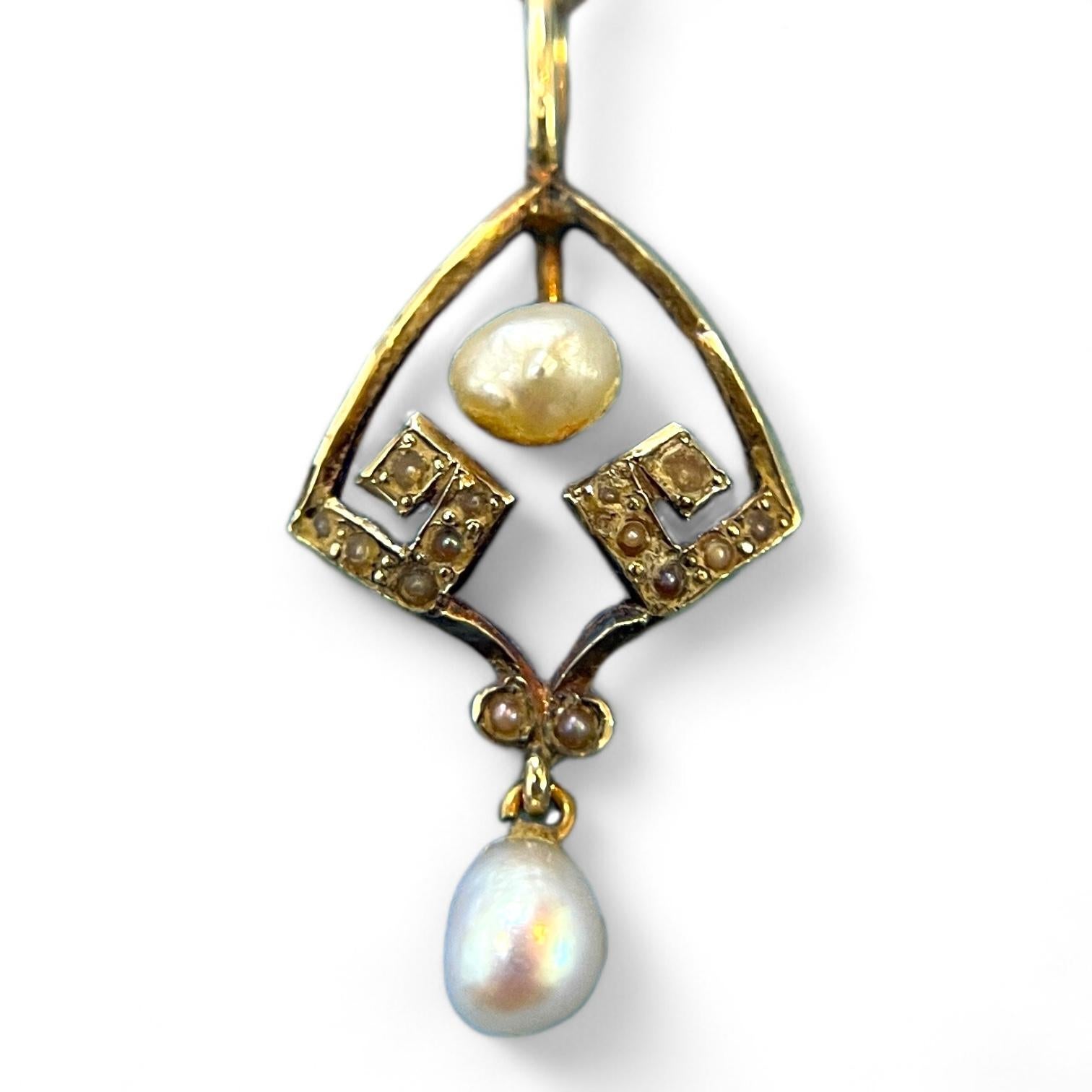 Art déco Pendentif ancien en or jaune 10 carats et perles en vente