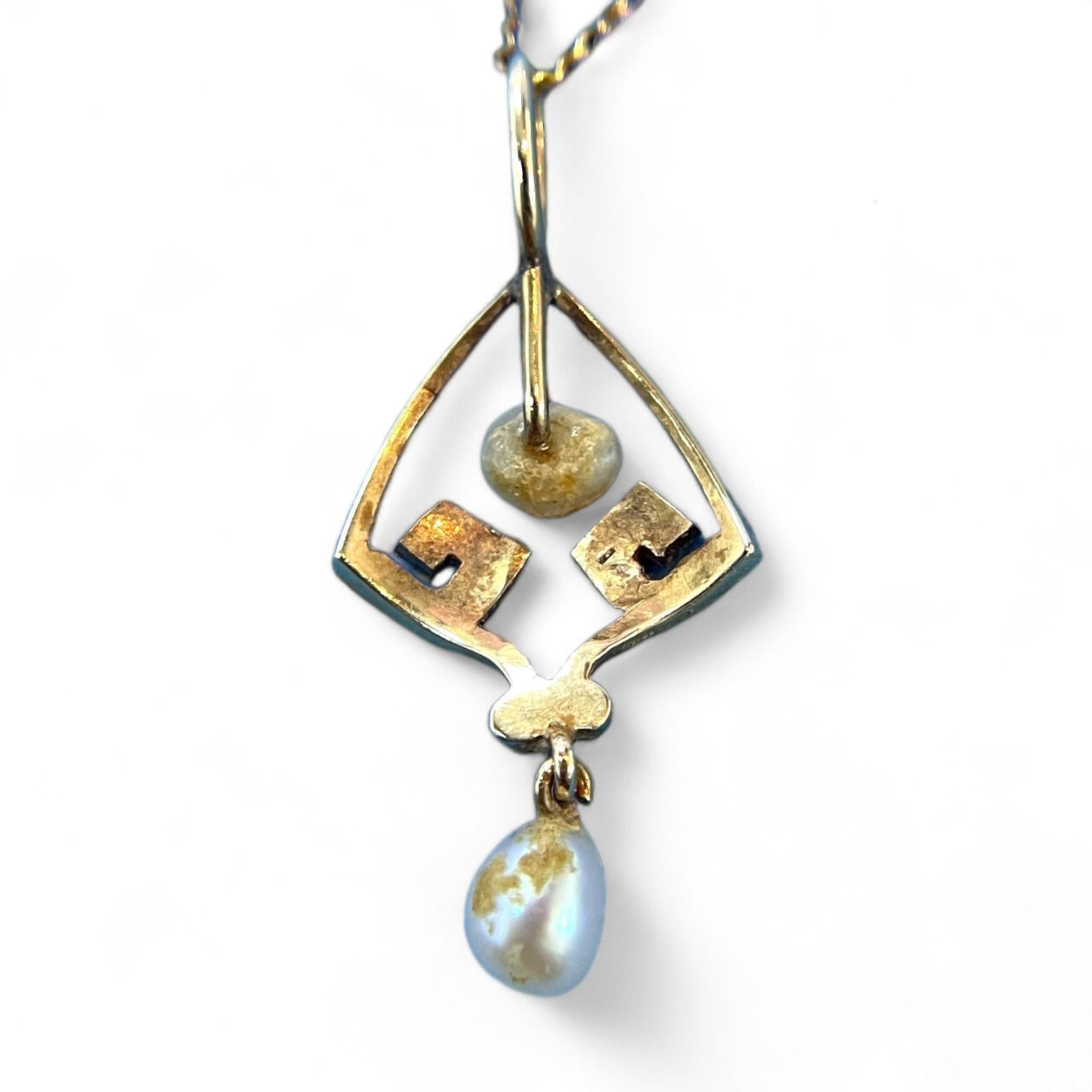 Taille pampille Pendentif ancien en or jaune 10 carats et perles en vente