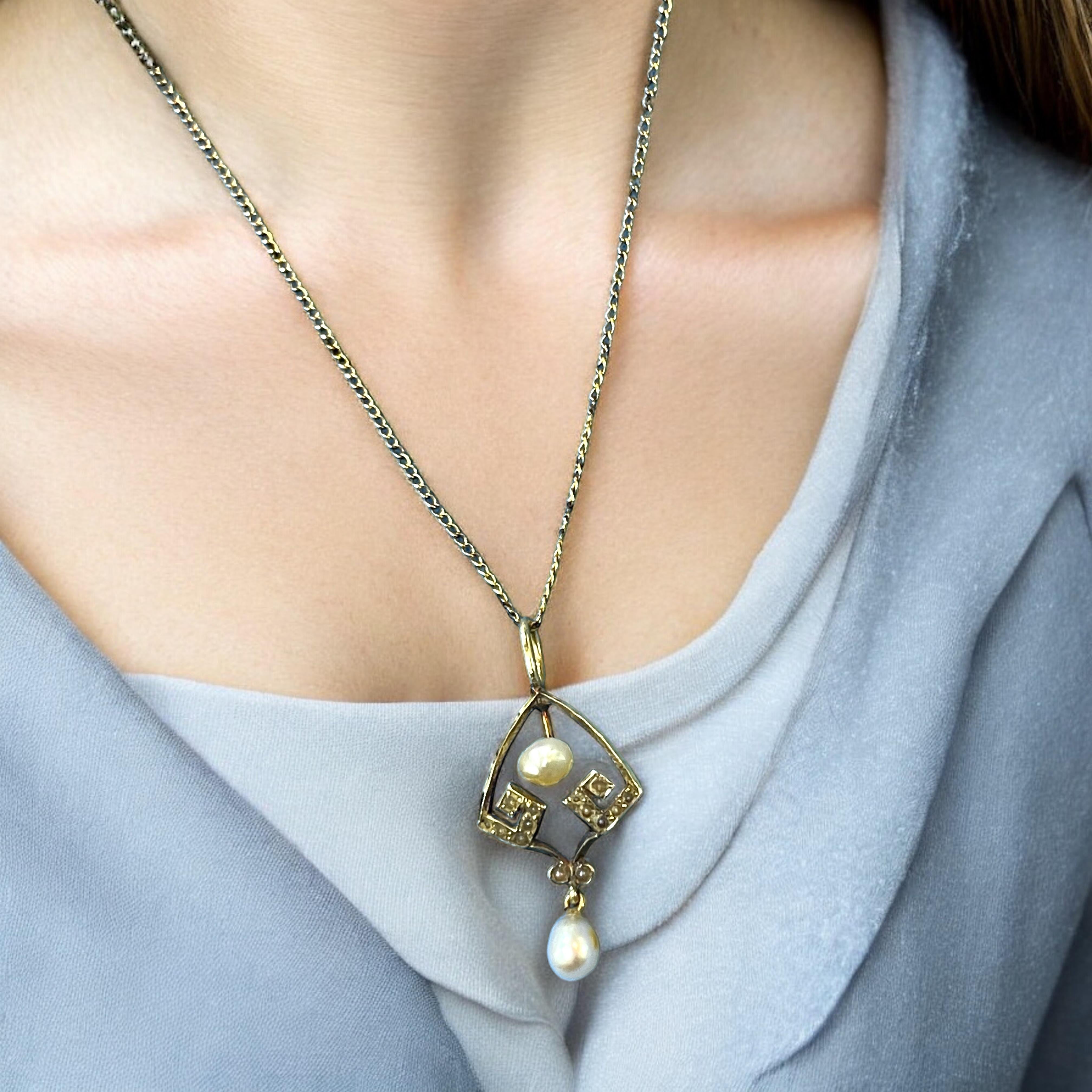 Pendentif ancien en or jaune 10 carats et perles Pour femmes en vente