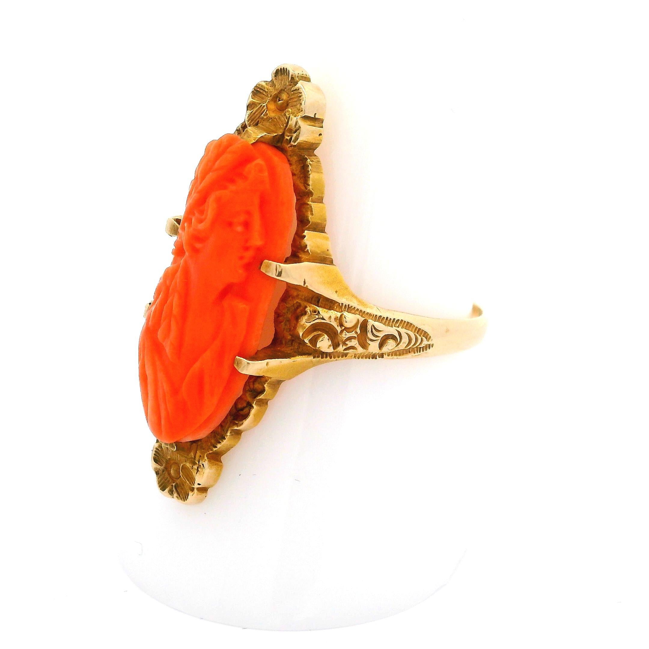 Antique 10k Yellow Gold Carved Oval Coral Cameo w/ Flower Details Cocktail Ring In Good Condition For Sale In Montclair, NJ