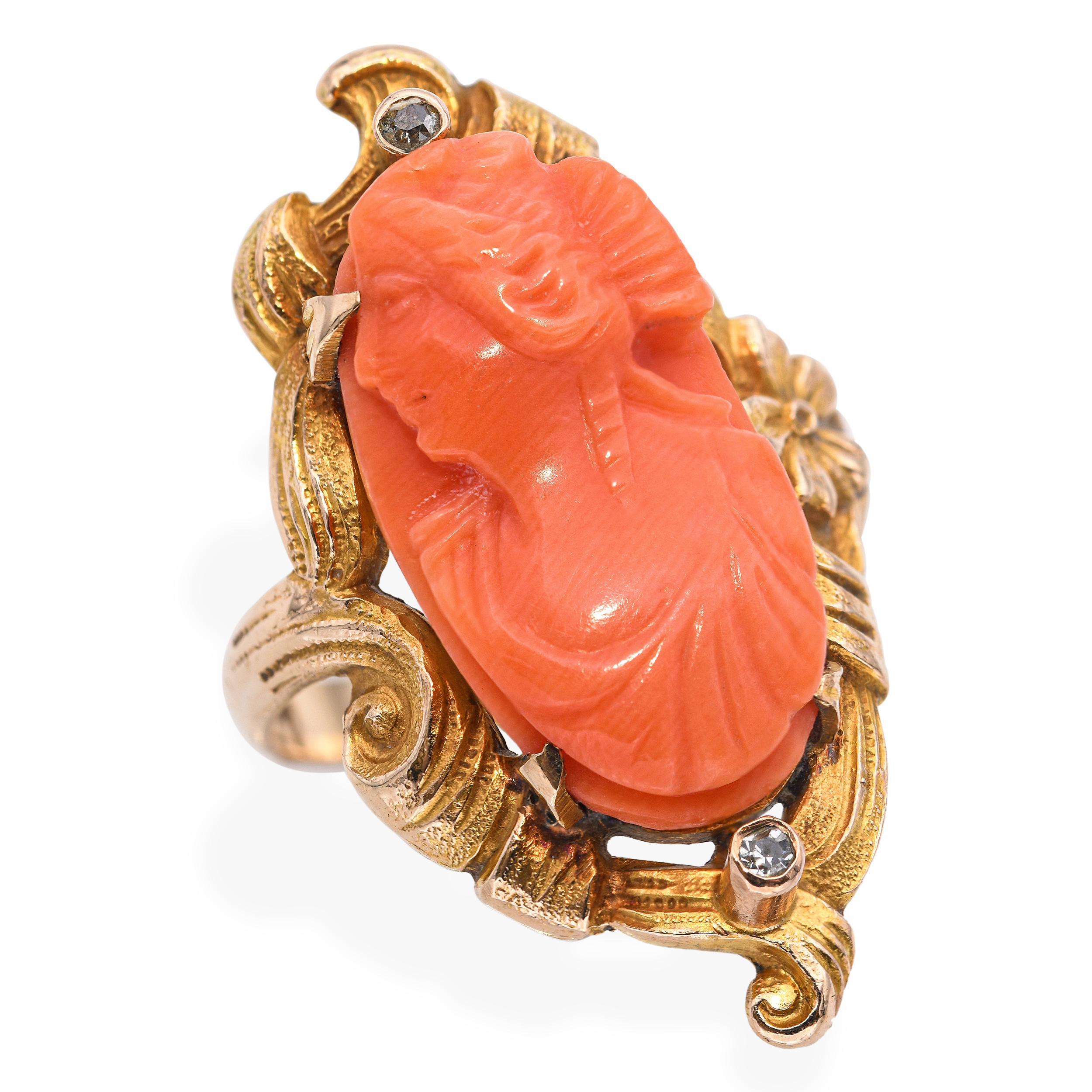 Anello antico in oro giallo 10k con cammeo di corallo e diamante, caratterizzato da un intricato cammeo di corallo intagliato a mano e incorniciato in caldo oro giallo 10k. Il cammeo è impreziosito da un diamante scintillante che aggiunge un tocco
