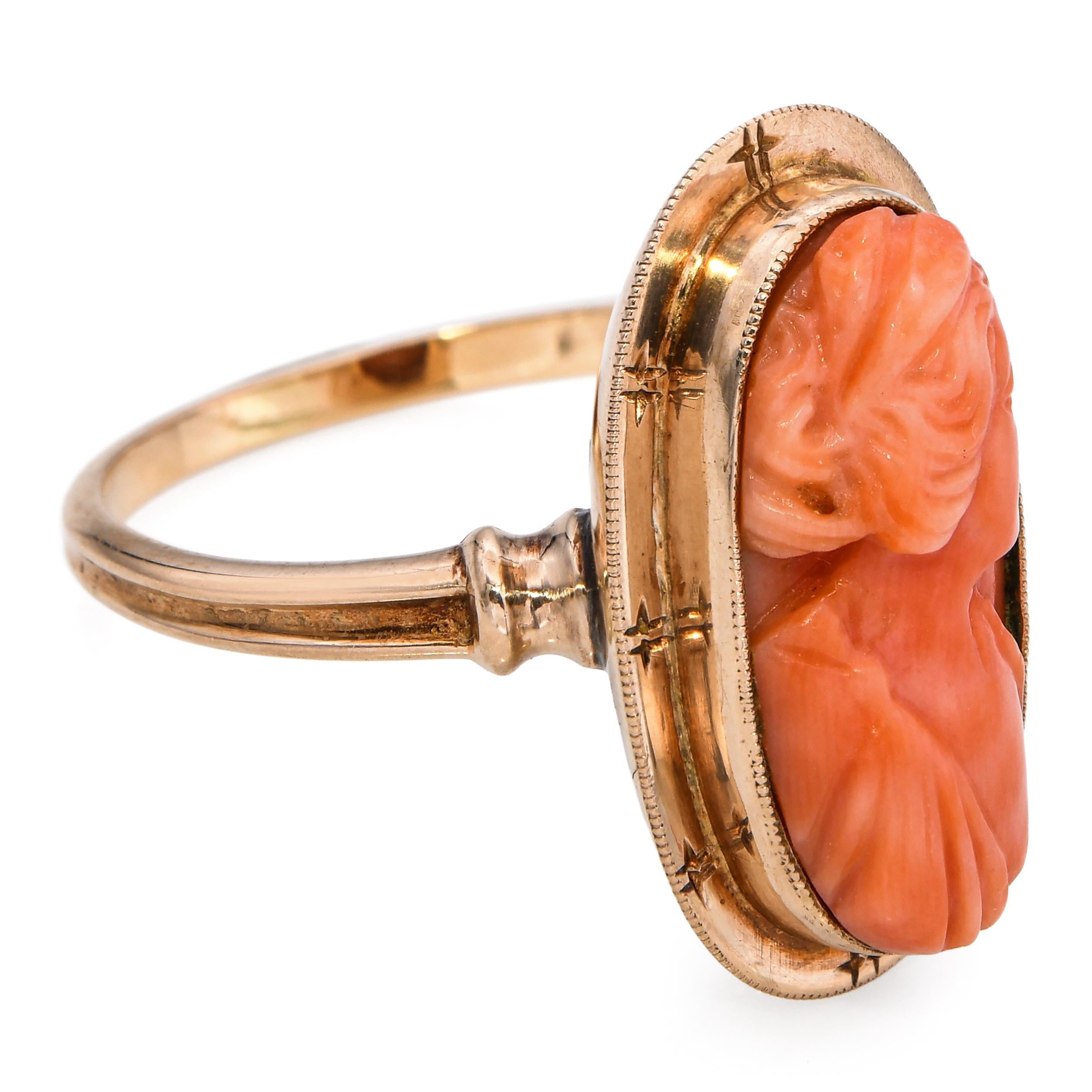Bague ancienne en or jaune 10k avec camée en corail Bon état - En vente à New York, NY