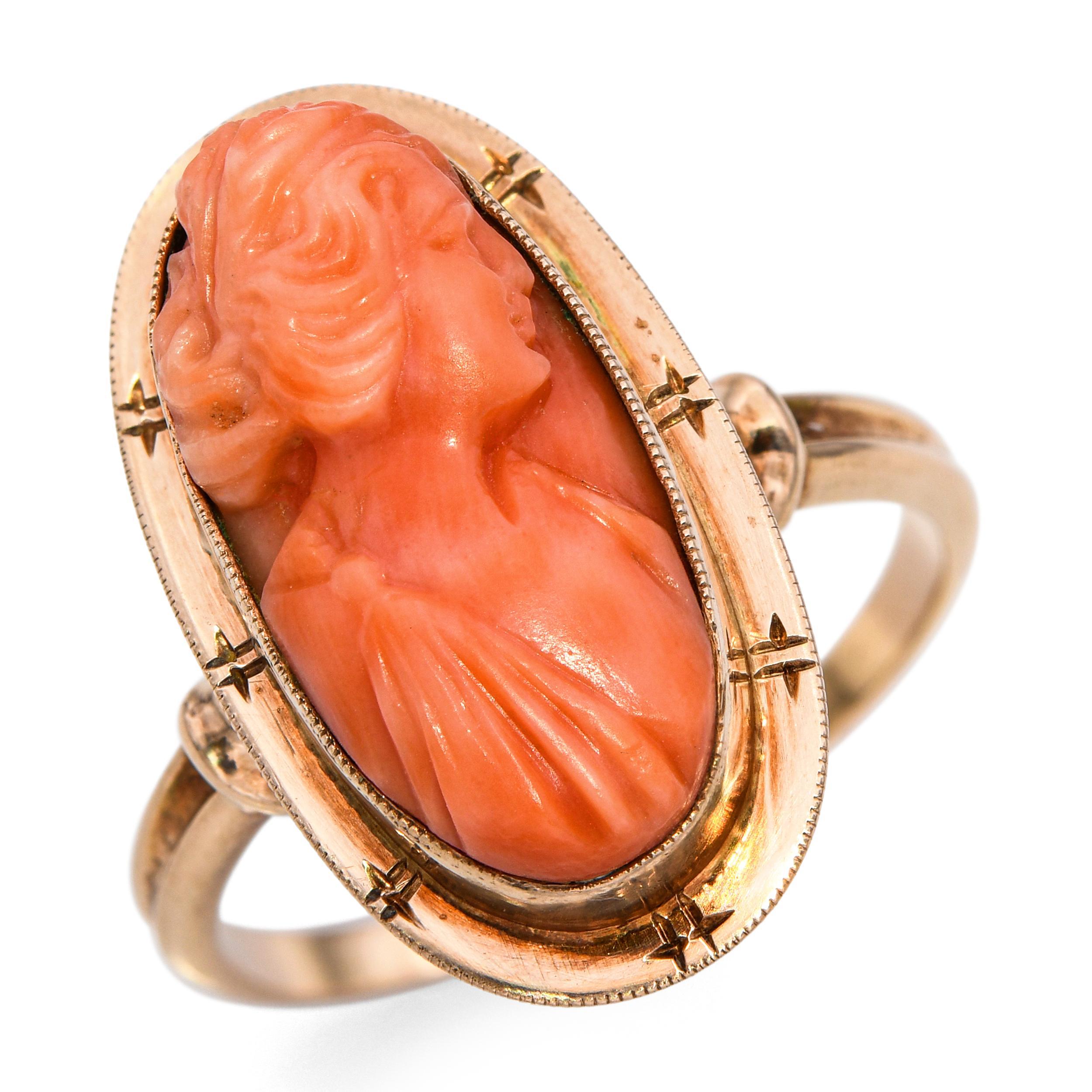 Bague ancienne en or jaune 10k avec camée en corail en vente 1