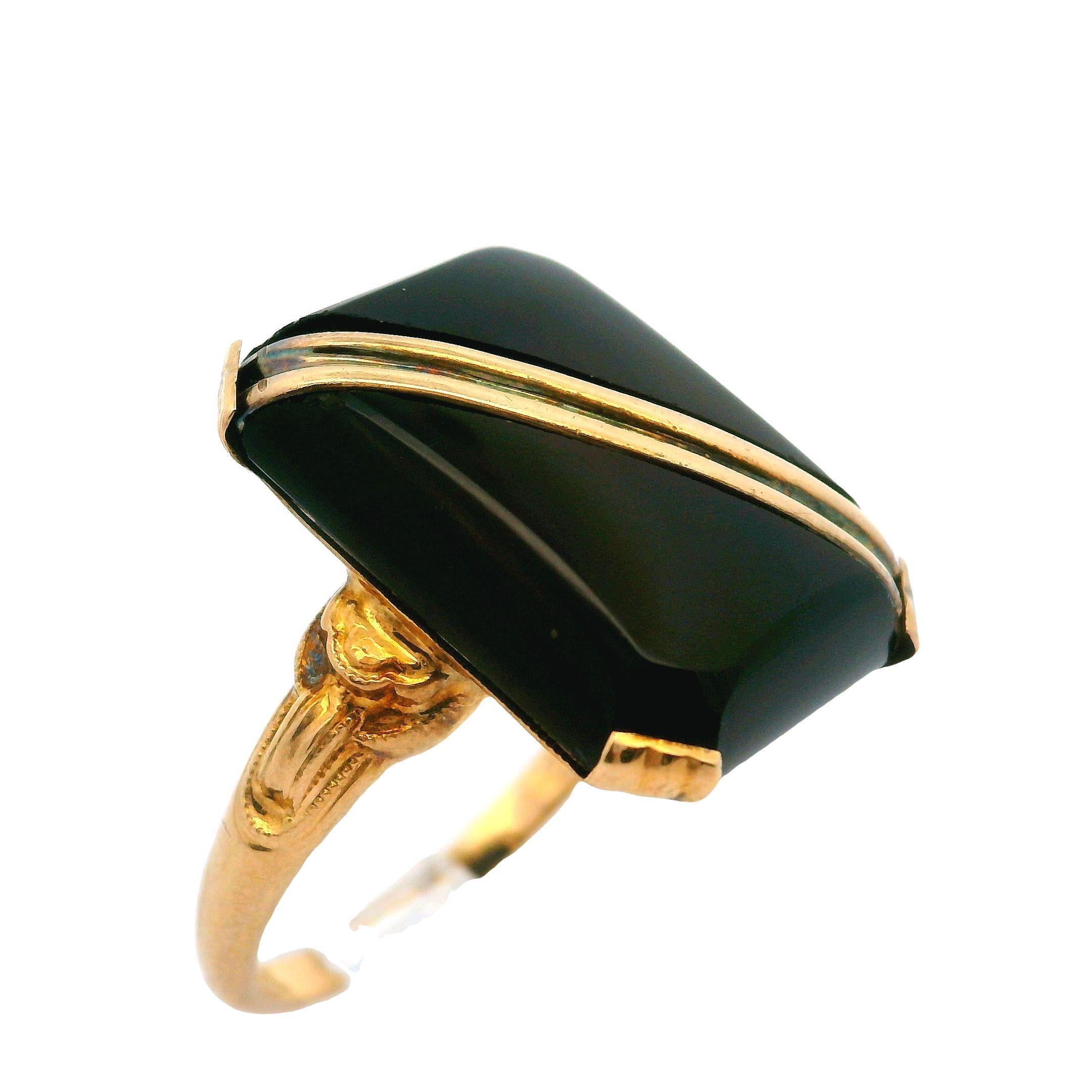 -Stein(e)-
(1) Natürlicher echter Onyx - Rechteckiger Kissenschliff - Zackenfassung - Farbe Schwarz - 16,15 x 12,08 mm (ca.)

MATERIAL: 10k Gelbgold
Gewicht: 2,97 Gramm
Ringgröße: 6.5 (passt auf den Finger, bitte kontaktieren Sie uns vor dem Kauf