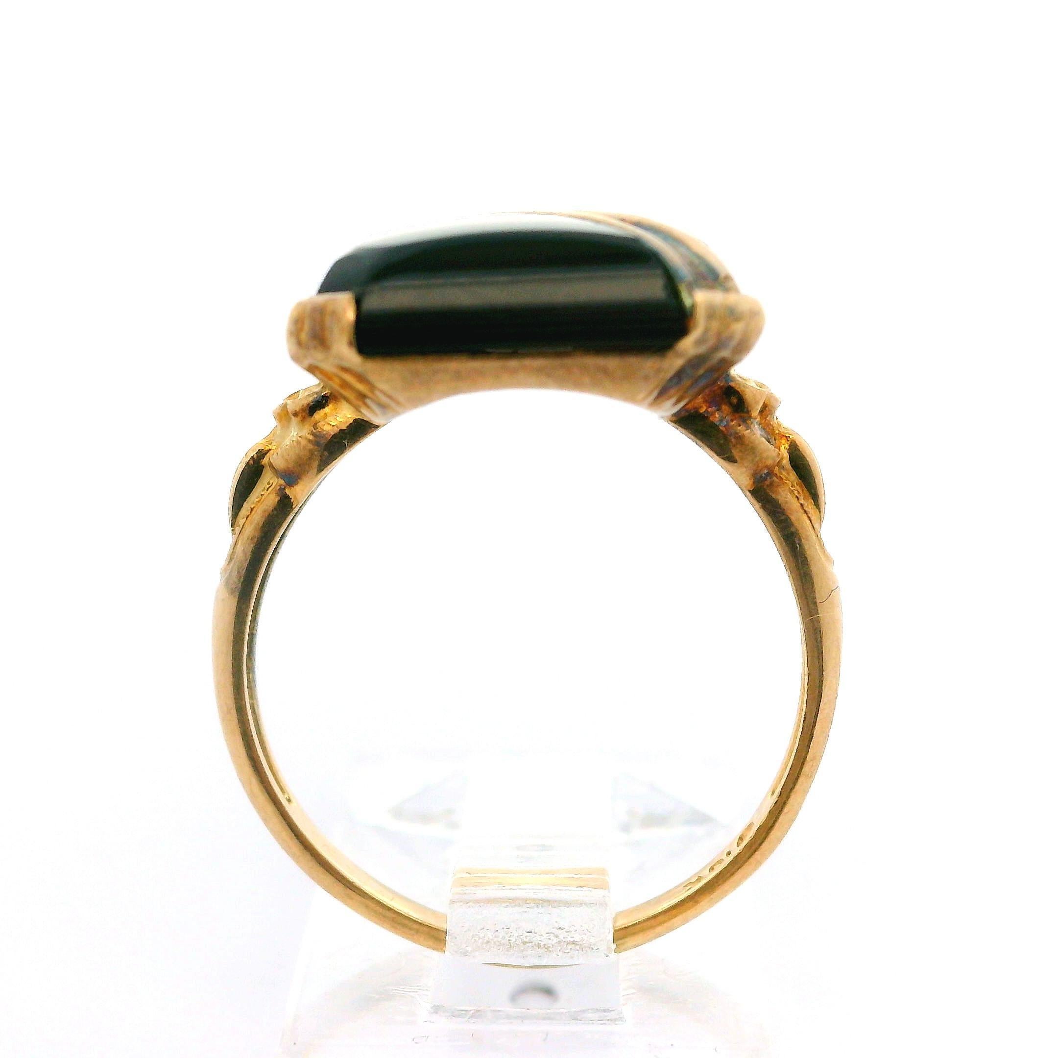 Antiker 10k Gelbgold Kissenschliff Schwarzer Onyxschnalle Schulter-Cocktailring für Damen oder Herren im Angebot