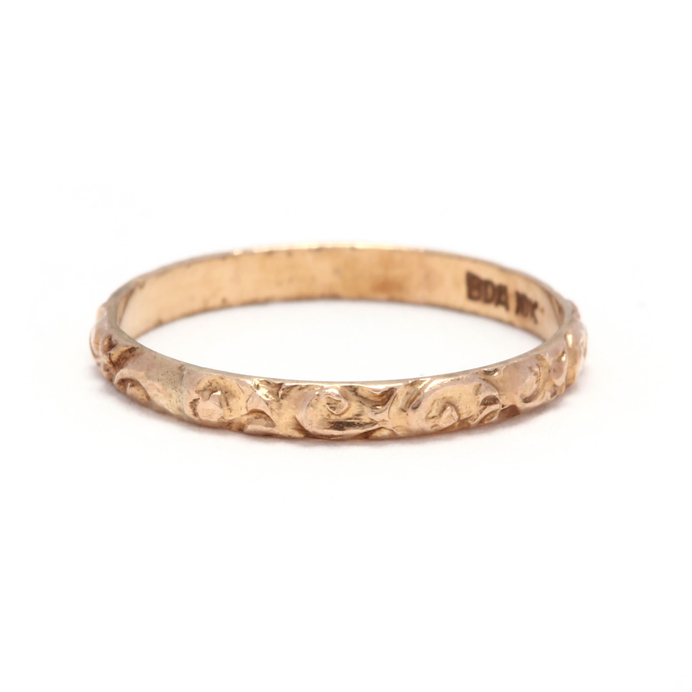 An antique 10 karat yellow gold engraved baby / midi ring. This ring features an eternity design with a floral and swirl motif.

Ring Size 1.5

.29 dwts.

* Please note that this is a vintage item and may show signs of wear. It has been cleaned.

*