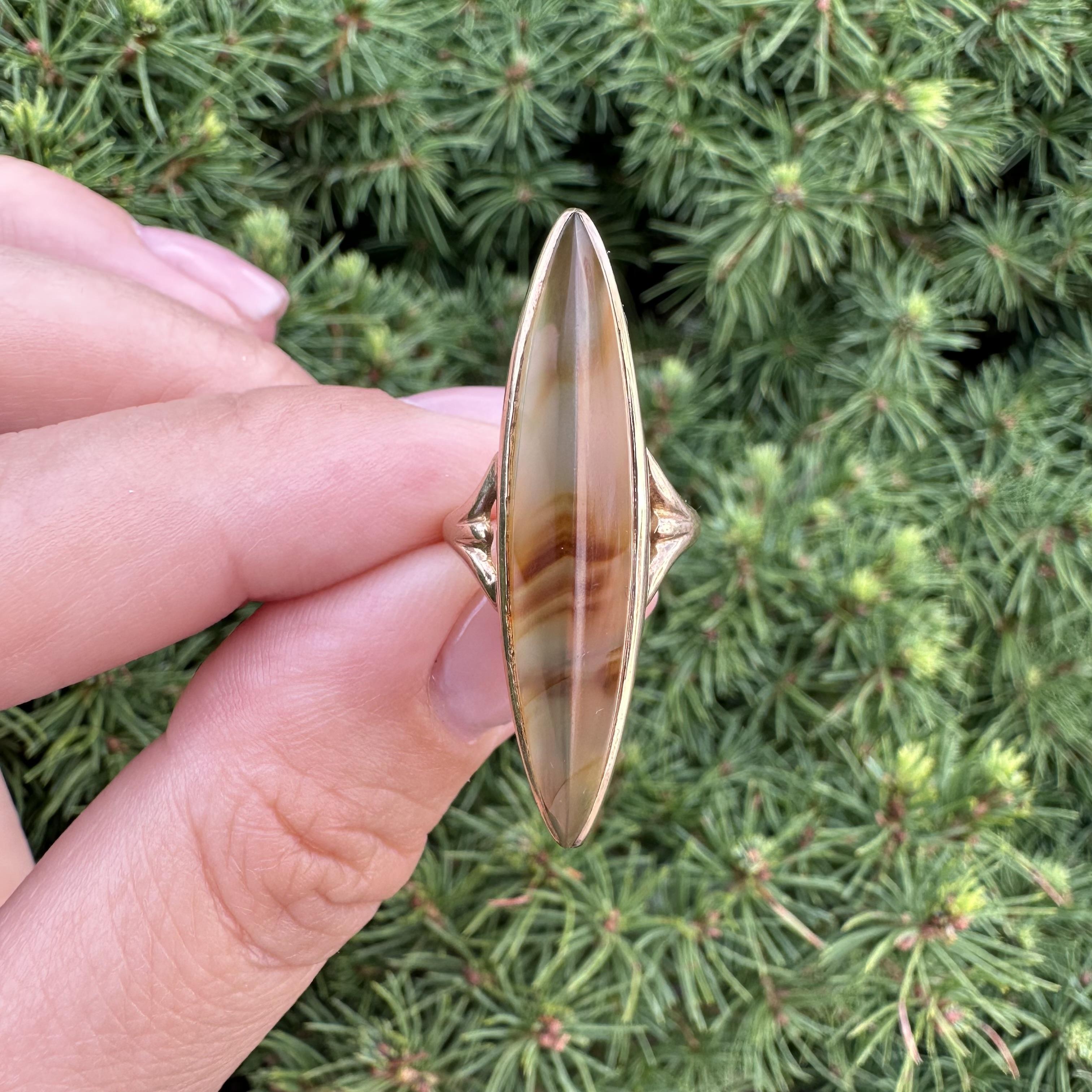 Anillo antiguo de oro amarillo de 10k con bisel largo de ágata en forma de navette en venta 2