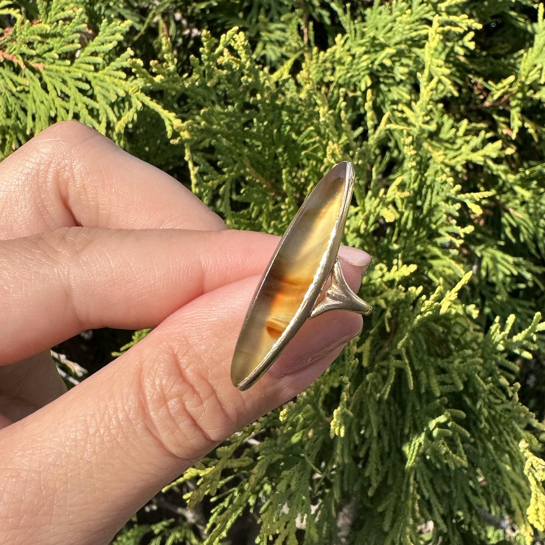 Anillo antiguo de oro amarillo de 10k con bisel largo de ágata en forma de navette en venta 3
