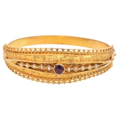 Brazalete antiguo de oro amarillo de 10k con bisagra de rubíes y perlas