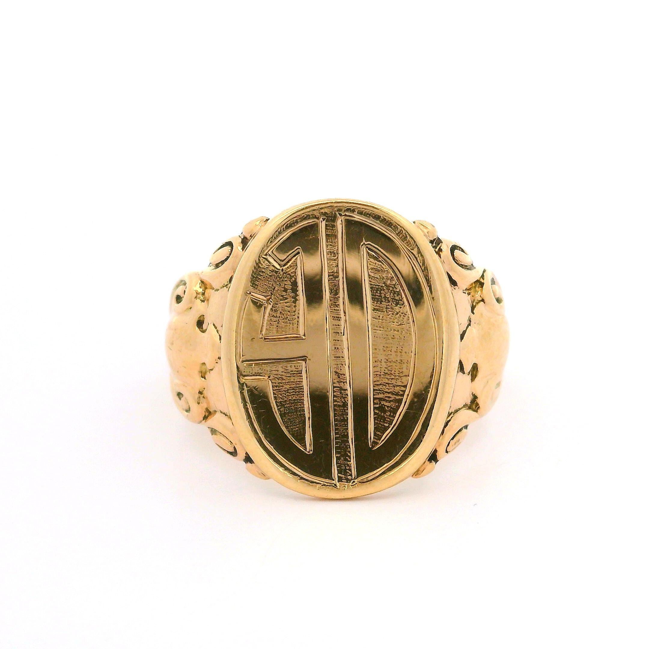 Anello antico con firma ovale in oro giallo 10kyellow lucidato e lavorato a repousse In condizioni ottime in vendita a Montclair, NJ