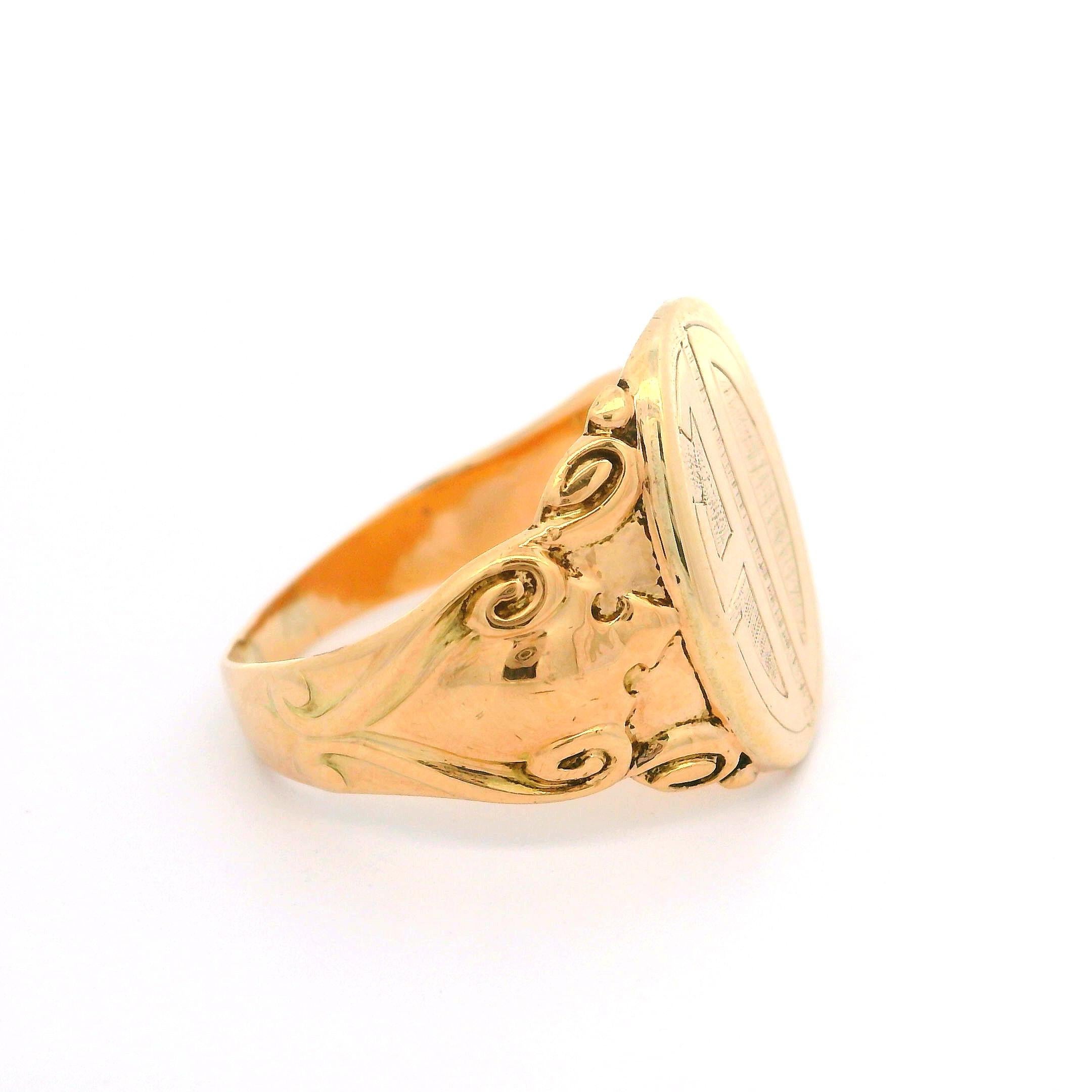 Anello antico con firma ovale in oro giallo 10kyellow lucidato e lavorato a repousse in vendita 1