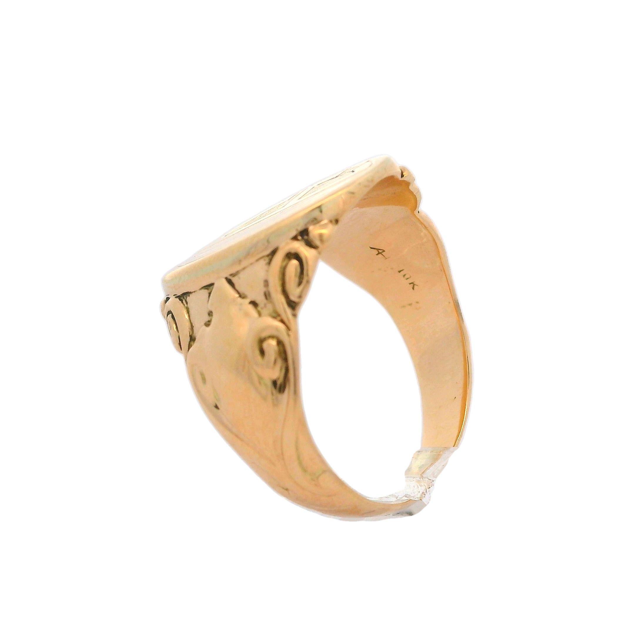 Anello antico con firma ovale in oro giallo 10kyellow lucidato e lavorato a repousse in vendita 2