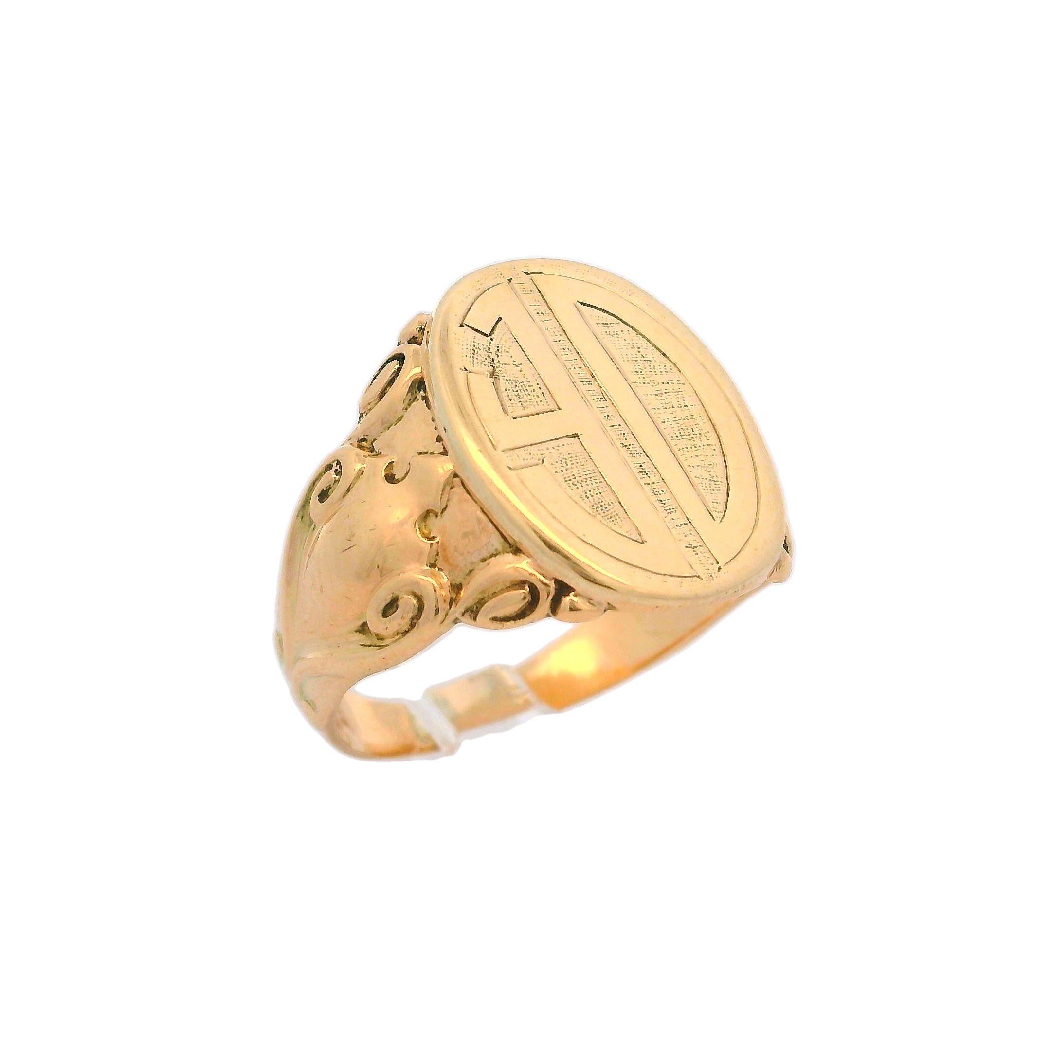 Anello antico con firma ovale in oro giallo 10kyellow lucidato e lavorato a repousse in vendita 3