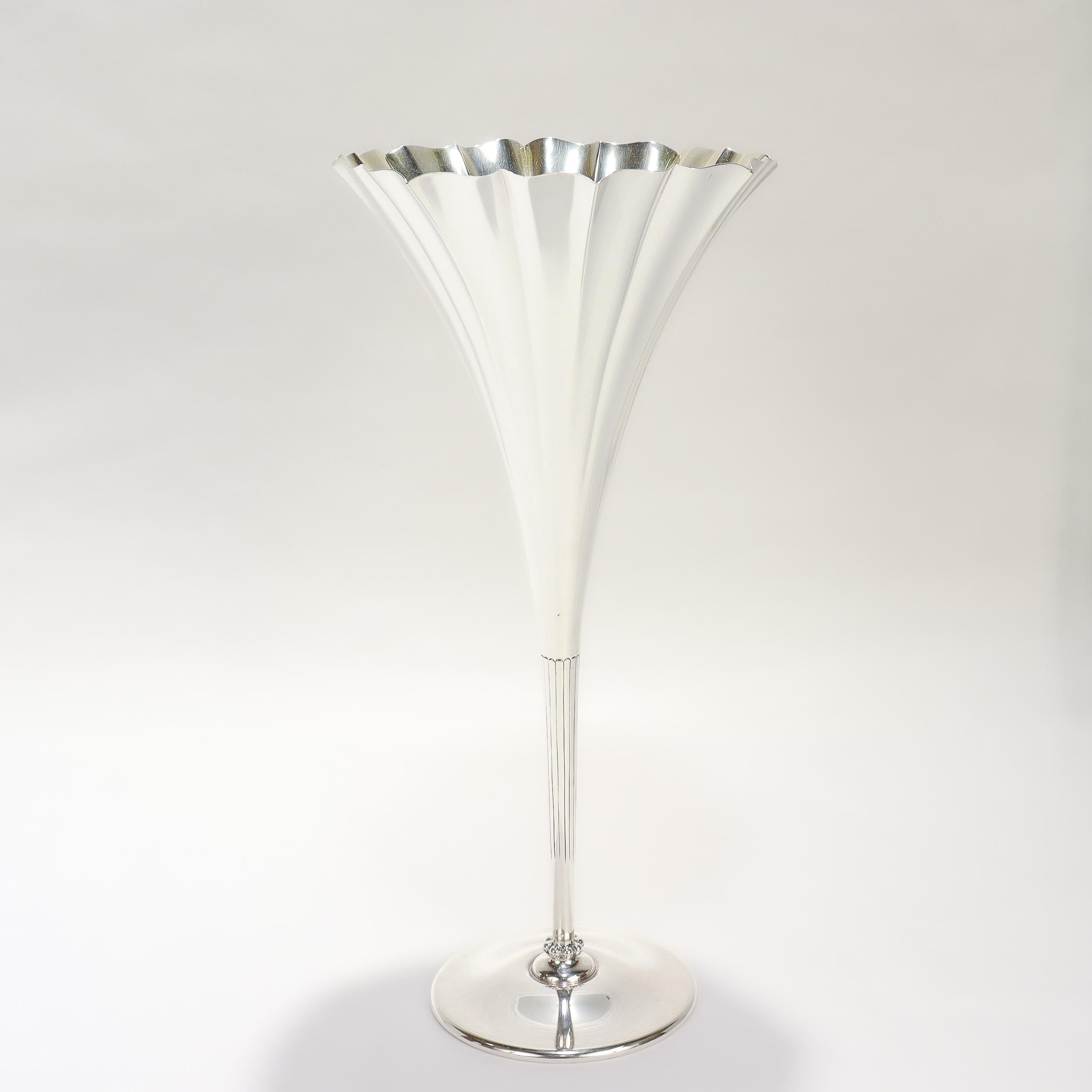 Un bel vaso da fiori a tromba antico e firmato.

Da Tiffany & Co.

In argento sterling con interno leggermente dorato 

Con un piano scanalato a forma di tromba, un gambo inciso, una transizione con perline e un piede a disco.

Completamente marcato