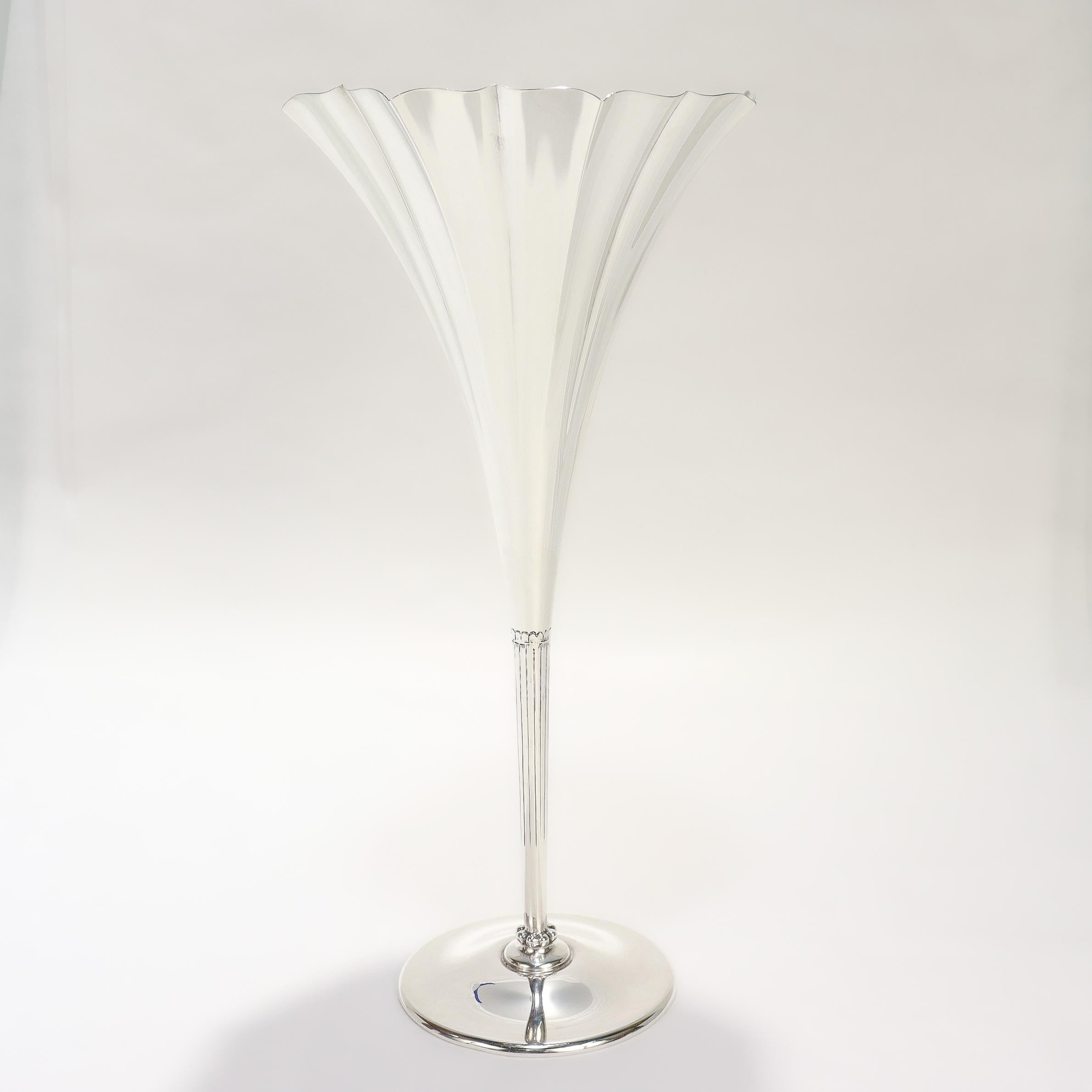 Un bel vaso da fiori a tromba antico e firmato.

Da Tiffany & Co.

In argento sterling. 

Con un piano scanalato a forma di tromba, un gambo inciso, una transizione con perline e un piede a disco.

Completamente marcato alla base.

Semplicemente un