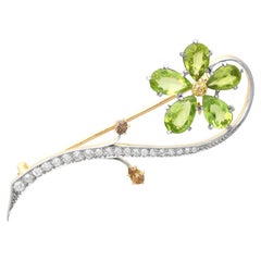 Broche ancienne en or jaune 14k de 1,10 carat de diamant et 6,50 carats de péridot Circa 1910