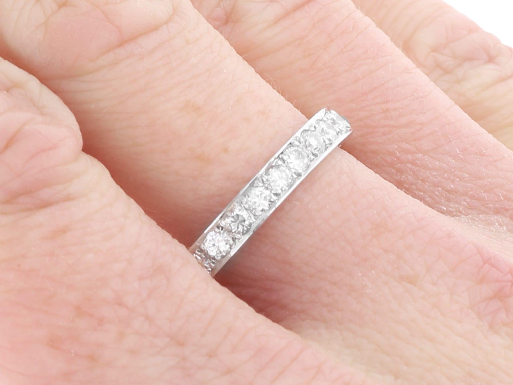Anillo de eternidad antiguo de platino y diamantes de 1,10 quilates circa 1935 en venta 5