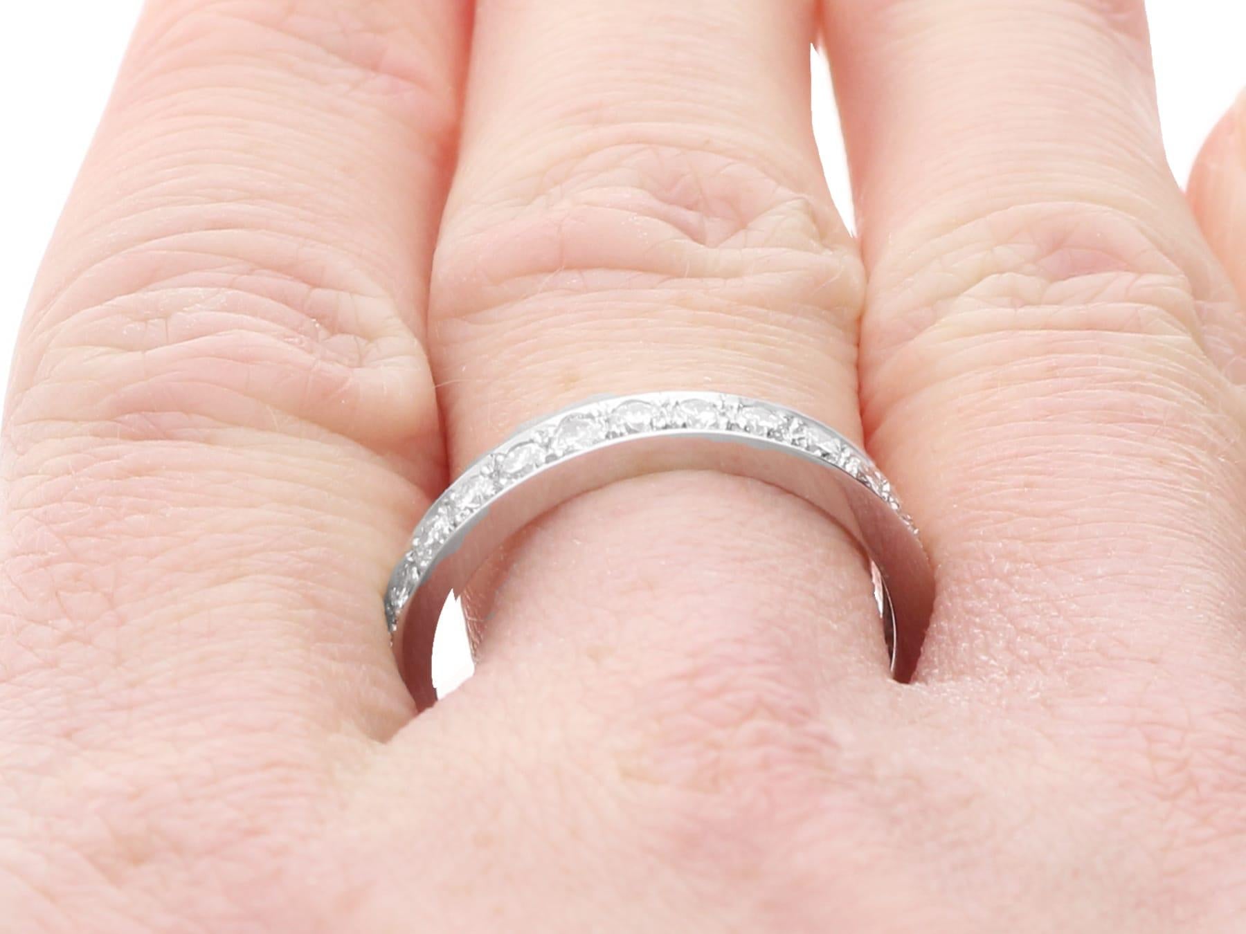 Anillo de eternidad antiguo de platino y diamantes de 1,10 quilates circa 1935 en venta 6