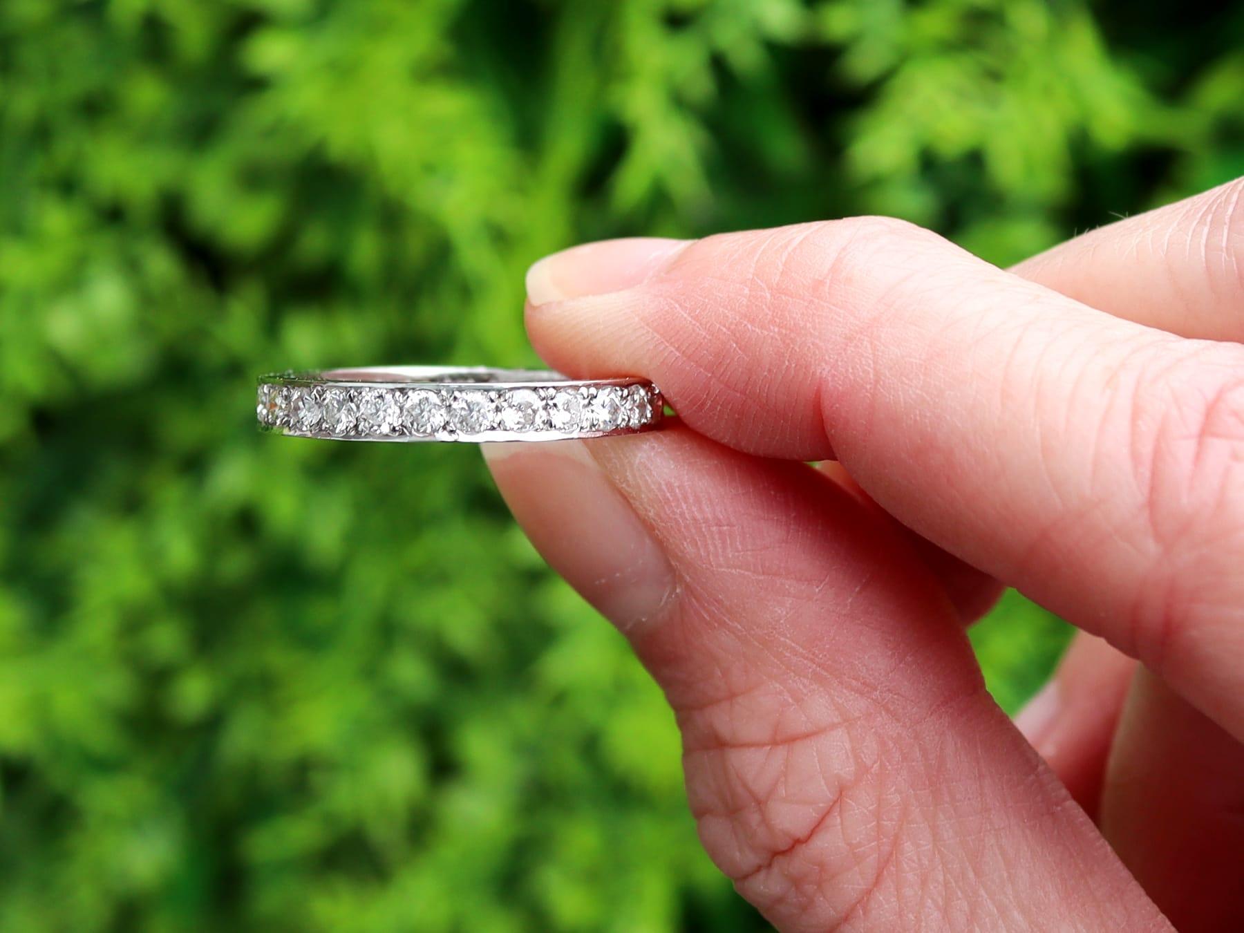 Un asombroso, fino e impresionante anillo de eternidad completo de diamantes y platino de 1,10 quilates; forma parte de nuestra variada colección de joyas antiguas de diamantes.

Esta impresionante banda de eternidad de diamantes antiguos ha sido
