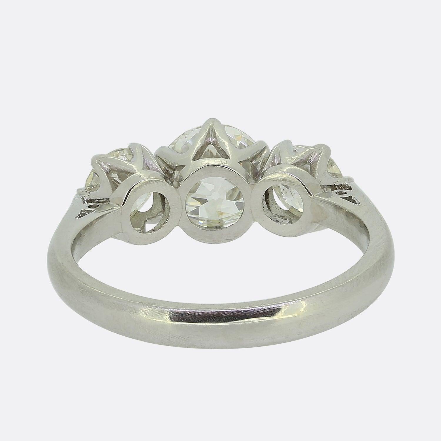Anillo antiguo de tres piedras con diamantes talla antigua de 1.10 quilates en Bueno estado para la venta en London, GB