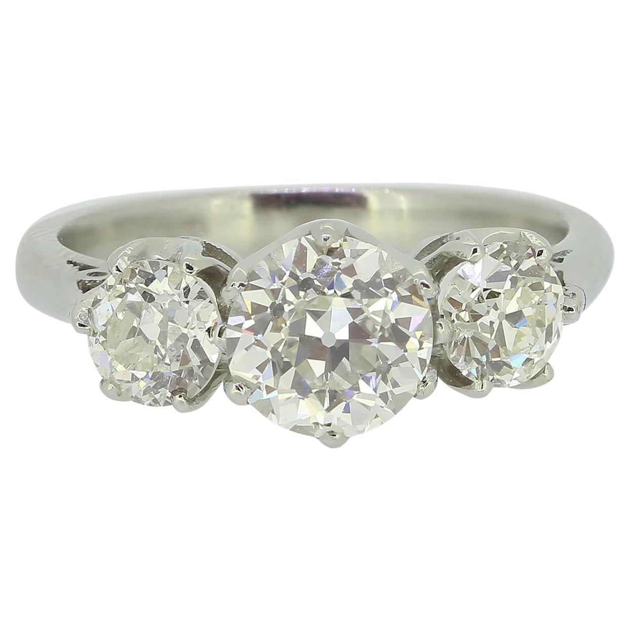 Anillo antiguo de tres piedras con diamantes talla antigua de 1.10 quilates