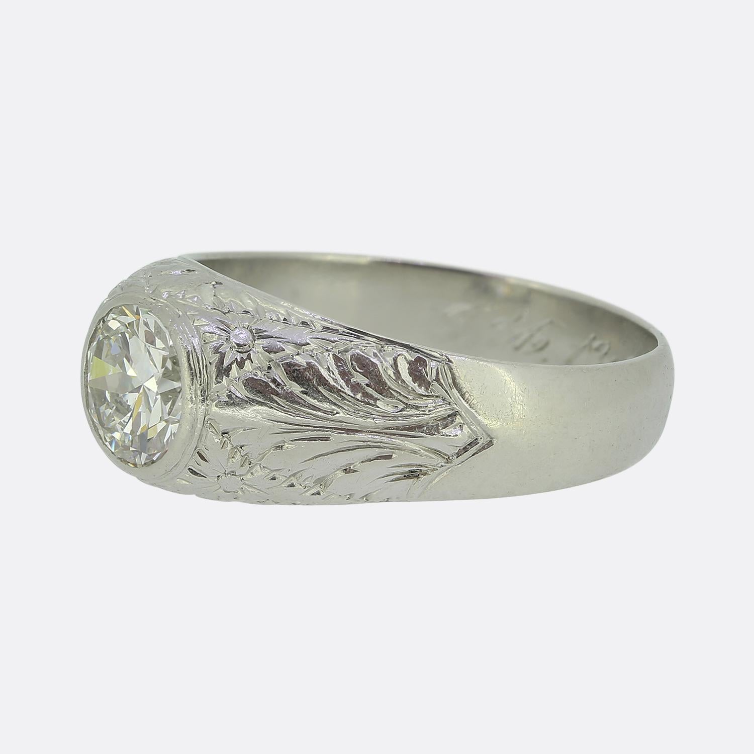 Nous avons ici une délicieuse bague à une pierre, avec en son centre un diamant rond à facettes de taille européenne ancienne. Cette pierre de taille d'un blanc éclatant a été finement sertie par frottement dans une monture en platine, offrant une