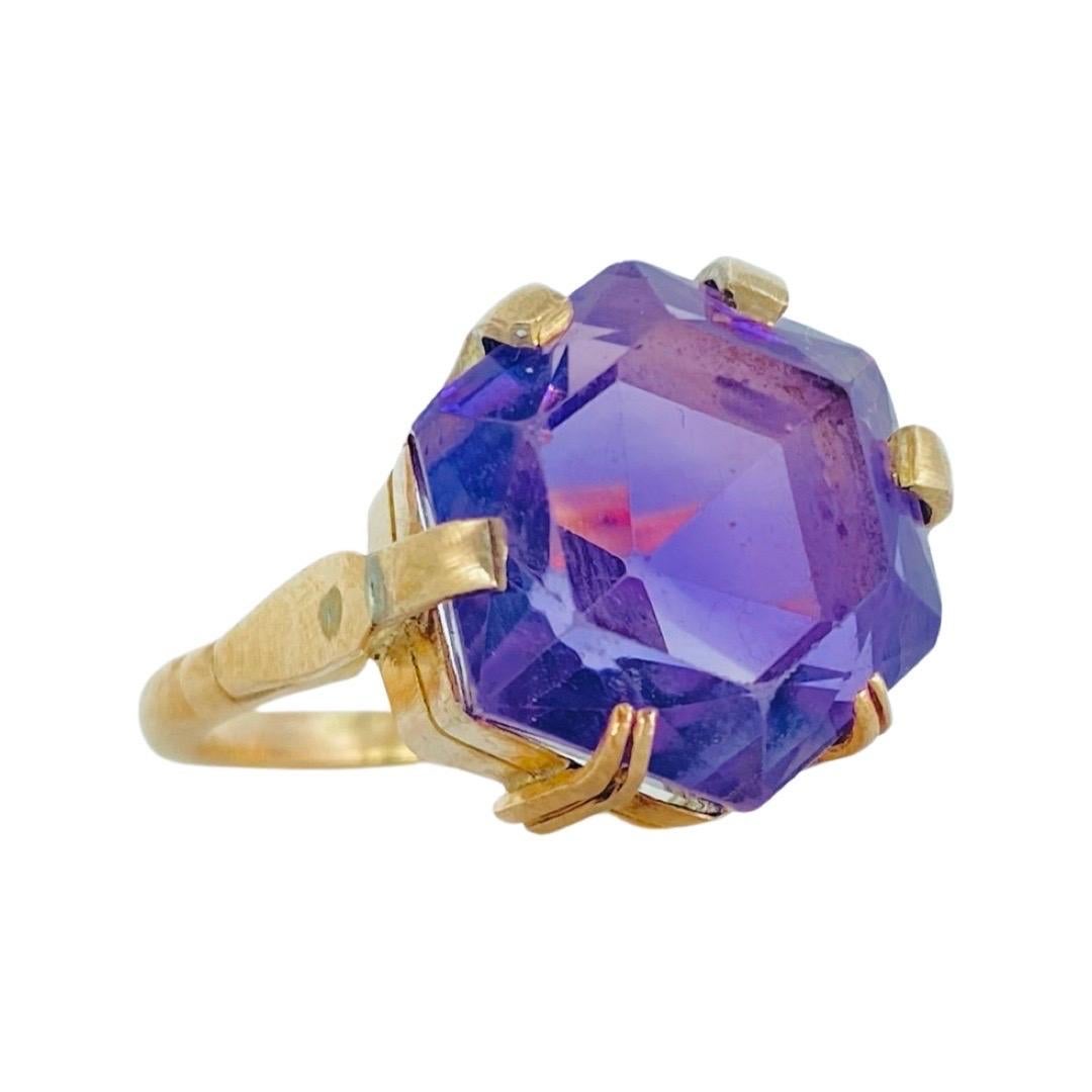 Antiker antiker 11,07 Karat achteckiger Amethyst-Cocktailring mit Einzelschliff 9k (Achteckschliff) im Angebot