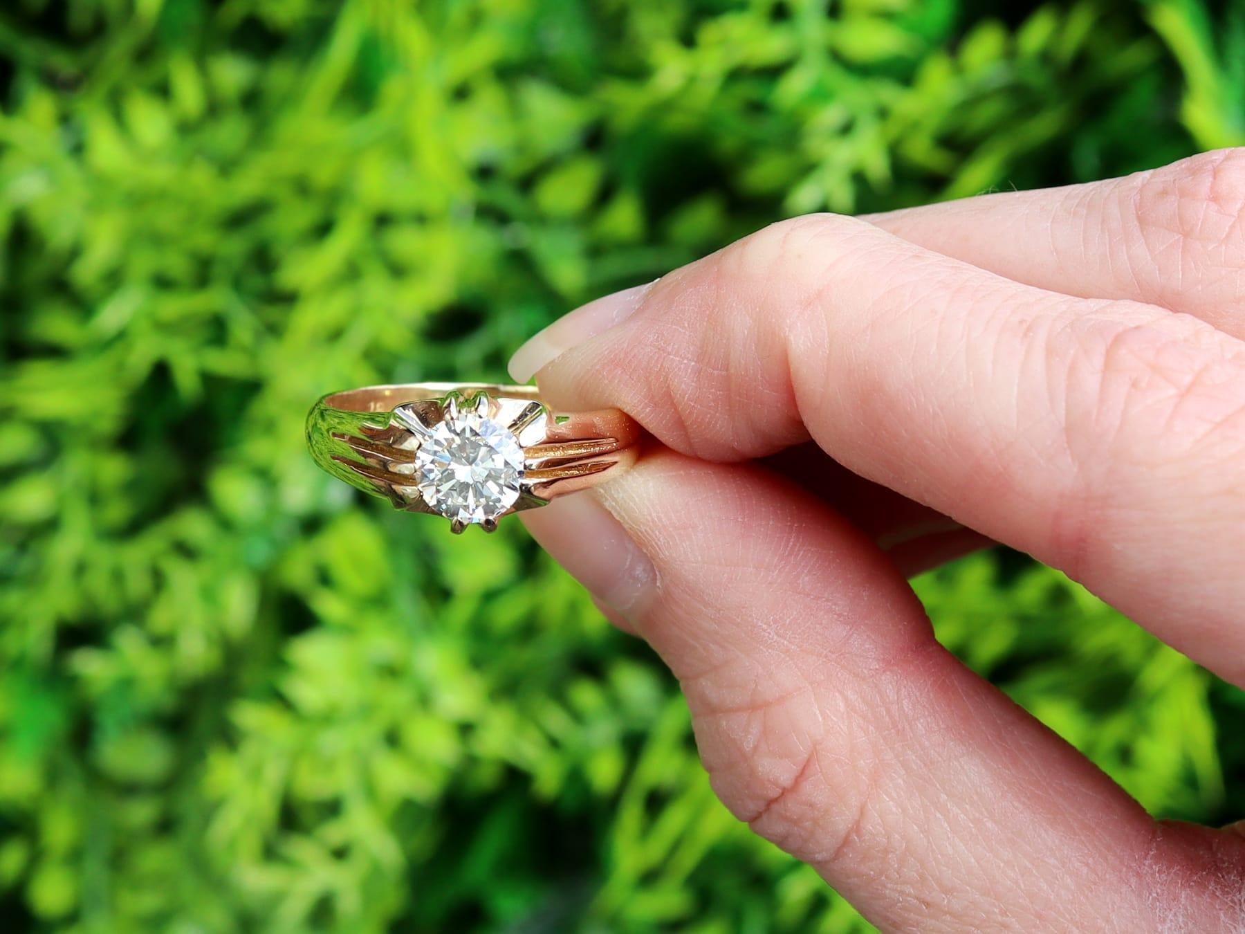 Une bague solitaire en or jaune 18 carats avec un diamant de 1,13 carat, étonnante, fine et impressionnante ; un ajout à nos collections de bijoux anciens et de bijoux de succession.

Cette magnifique bague solitaire en or antique, fine et