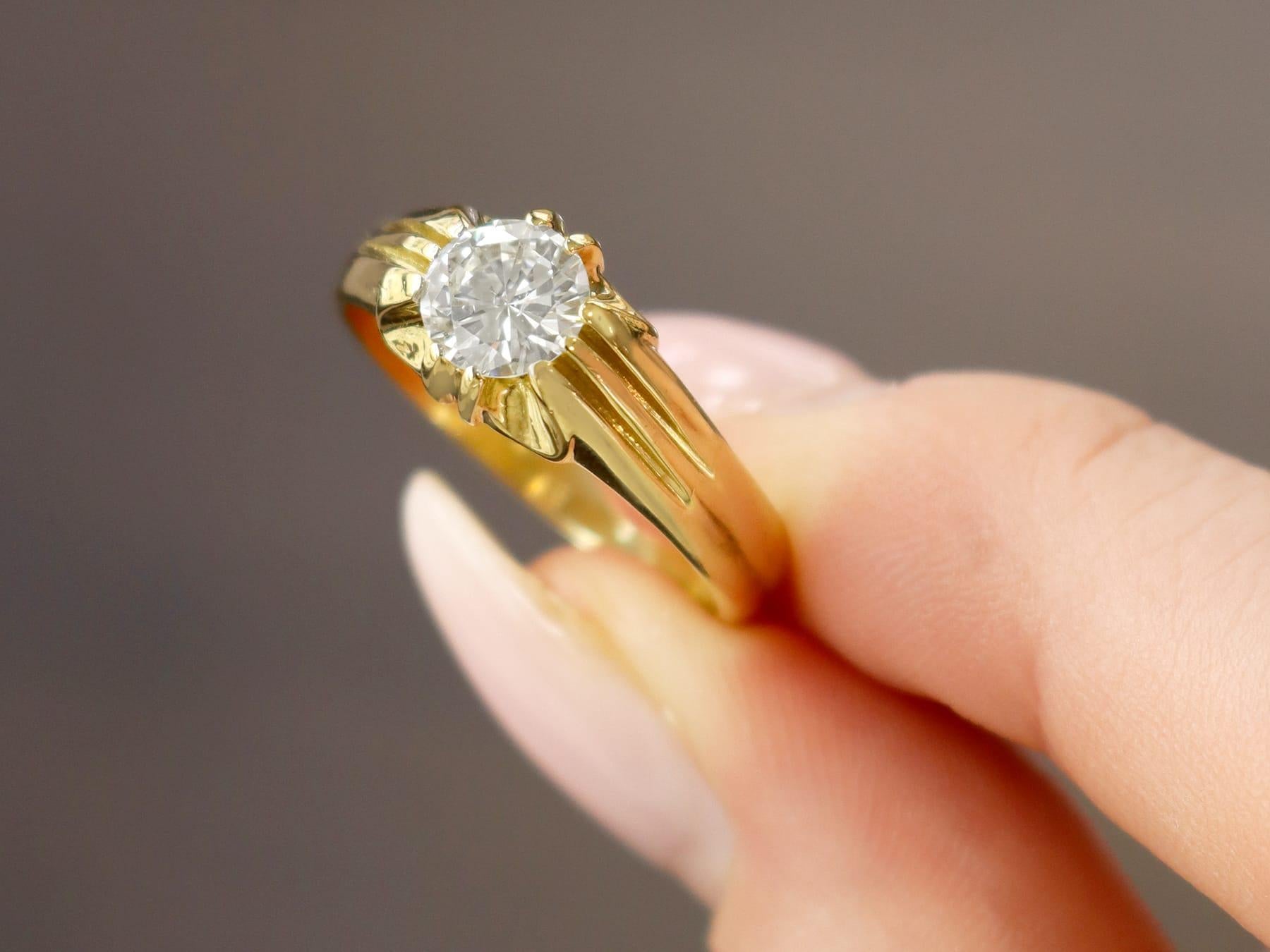 Taille ronde Bague solitaire ancienne en or jaune 18 carats et diamants de 1,13 carat, c. 1930 en vente