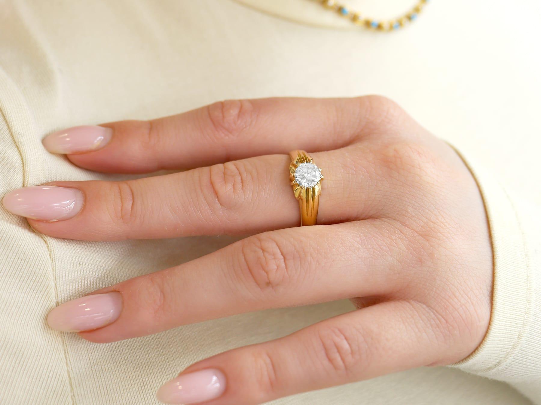 Bague solitaire ancienne en or jaune 18 carats et diamants de 1,13 carat, c. 1930 Unisexe en vente