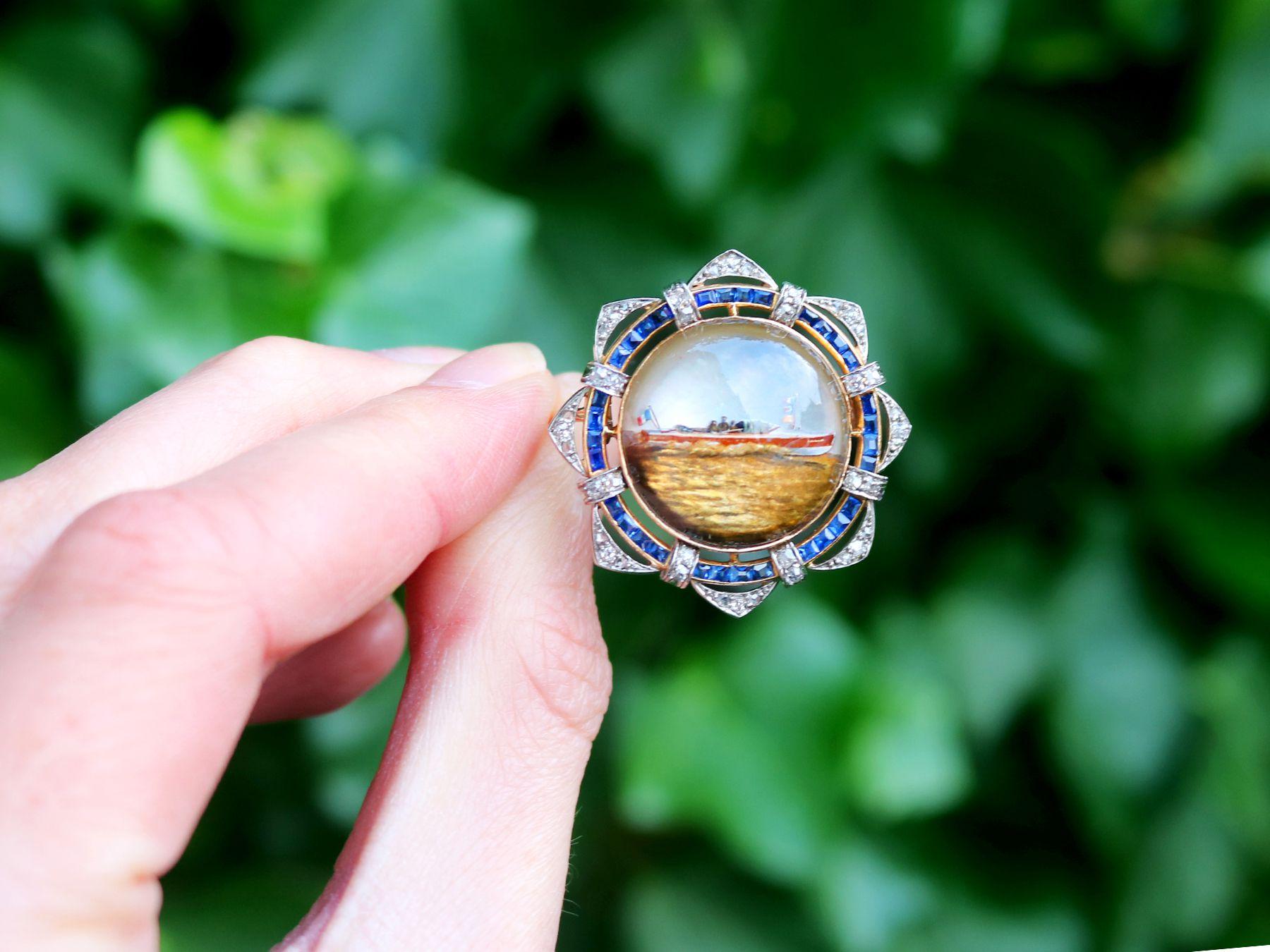 Un impresionante, fino e impresionante broche antiguo de cristal de roca de 11,32 quilates, diamante de 0,59 quilates y zafiro de 0,52 quilates, oro amarillo de 18 quilates y platino; forma parte de nuestras colecciones de joyas antiguas y joyas de