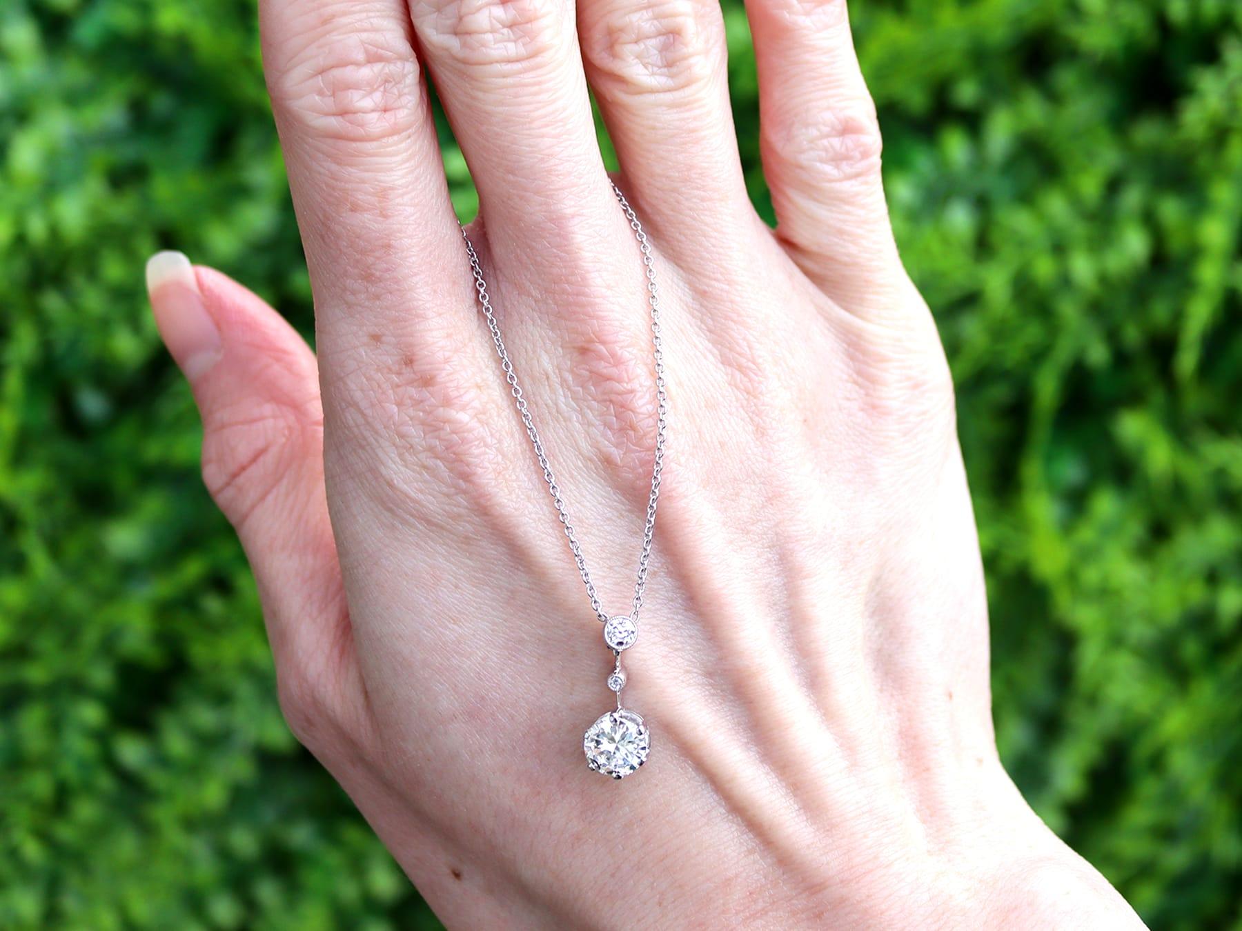 Eine feine und beeindruckende antike Diamantkette mit 1,13 Karat in Platin; Teil unserer vielfältigen Diamantschmuckkollektionen aus den 1920er Jahren.

Dieser schöne und beeindruckende antike Diamantanhänger ist aus Platin gefertigt.

Die Halskette