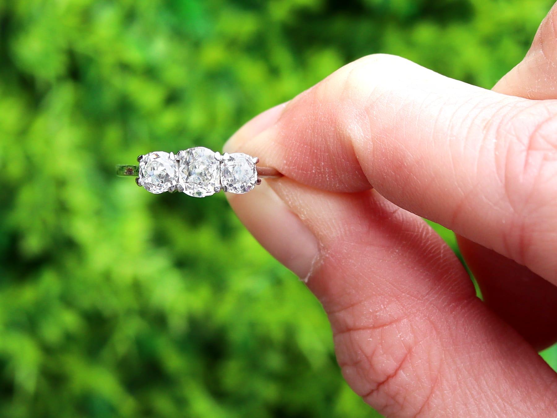 Un raffinato e impressionante anello trilogy con diamante da 1,14 carati e oro bianco da 18 carati, incastonato in platino; fa parte delle nostre diverse collezioni di gioielli antichi con diamanti degli anni Venti.

Questo raffinato e imponente