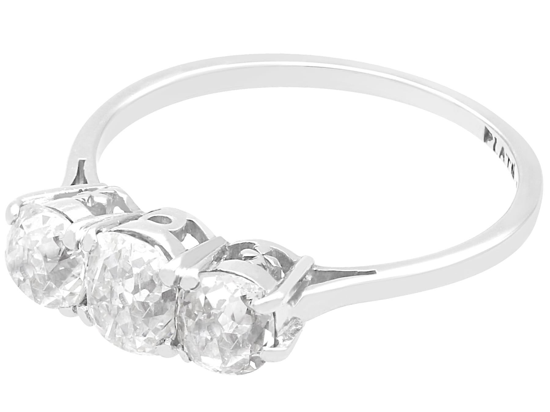 Taglio antico europeo Antico anello a trilogia con diamante da 1,14 carati e oro bianco 18 carati Circa 1920 in vendita
