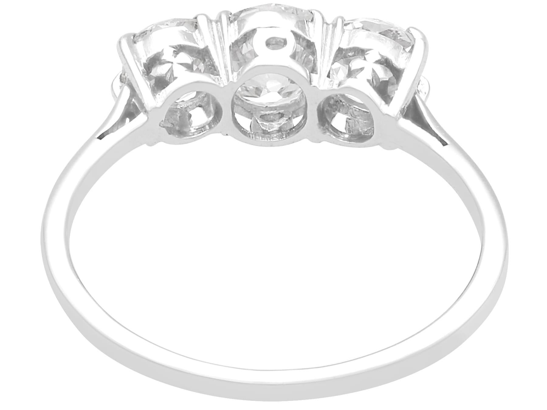 Antico anello a trilogia con diamante da 1,14 carati e oro bianco 18 carati Circa 1920 In condizioni ottime in vendita a Jesmond, Newcastle Upon Tyne