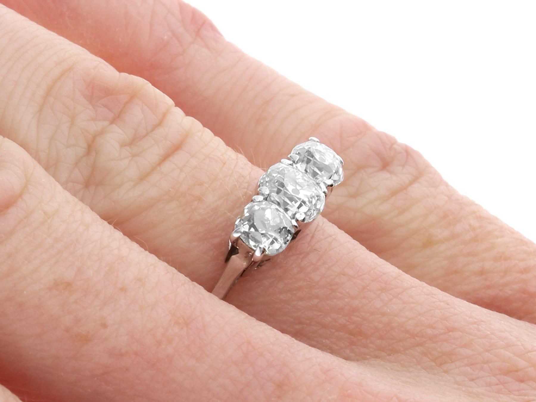 Antico anello a trilogia con diamante da 1,14 carati e oro bianco 18 carati Circa 1920 in vendita 3