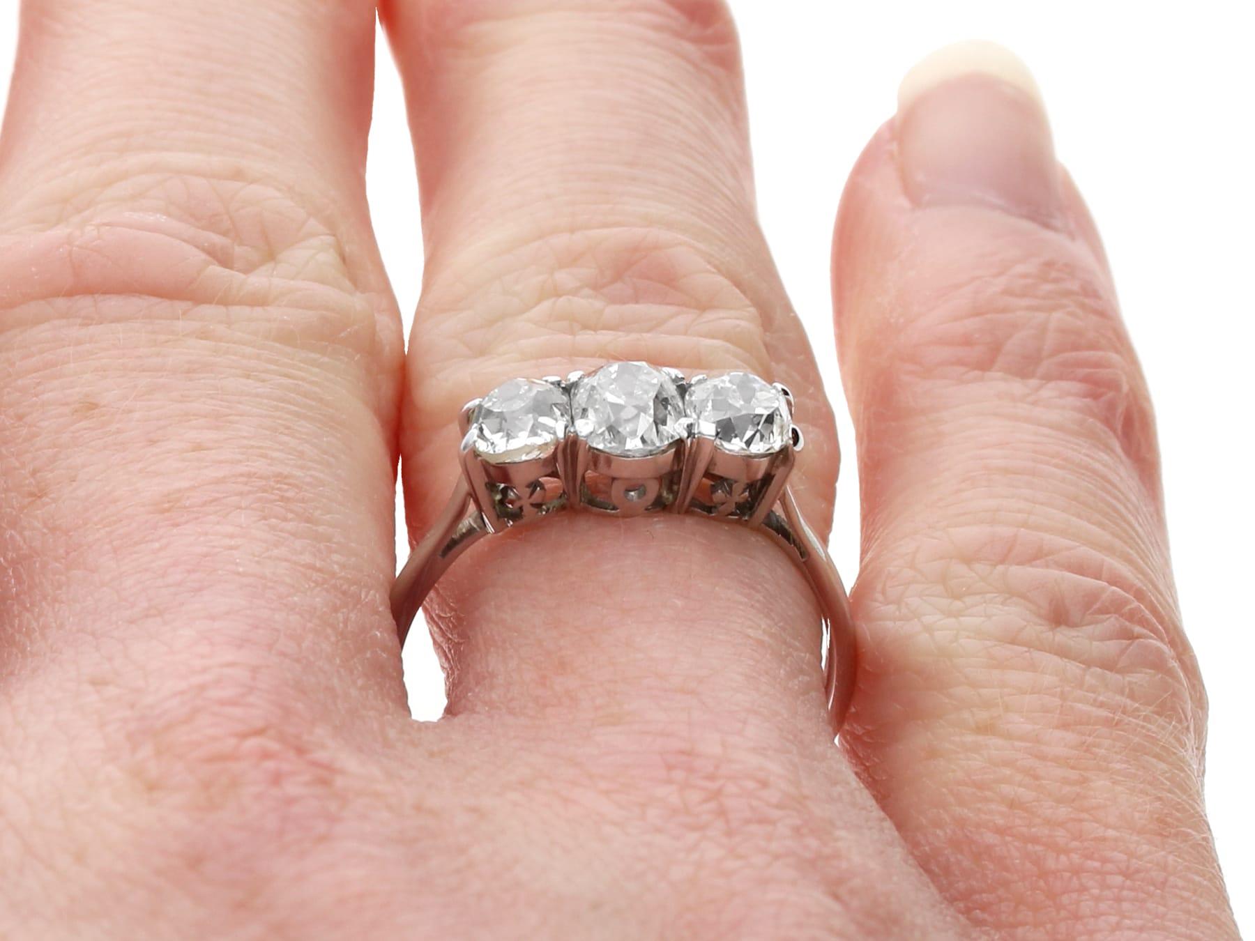 Antico anello a trilogia con diamante da 1,14 carati e oro bianco 18 carati Circa 1920 in vendita 4