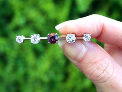 Broche ancienne en or blanc 18 carats avec rubis de 1,17 carat et diamants de 1,56 carat, c. 1910