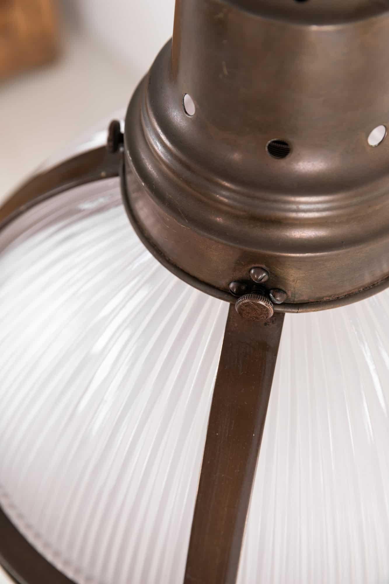 

Une lampe suspendue 'Reflector-Refractor' de 12