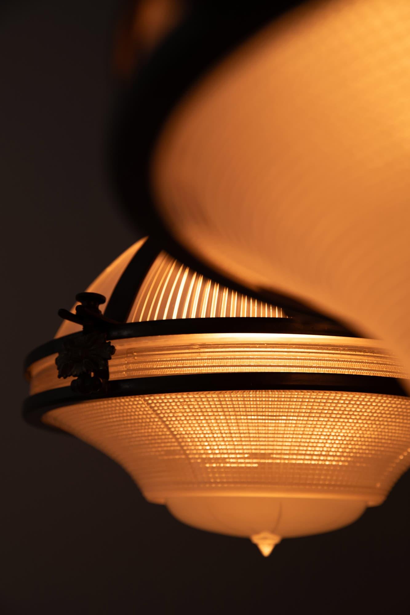 Début du 20ème siècle Lampe à suspension ancienne en verre prismatique réflecteur-refractor Holophane de 12 pouces, c. 1920 en vente