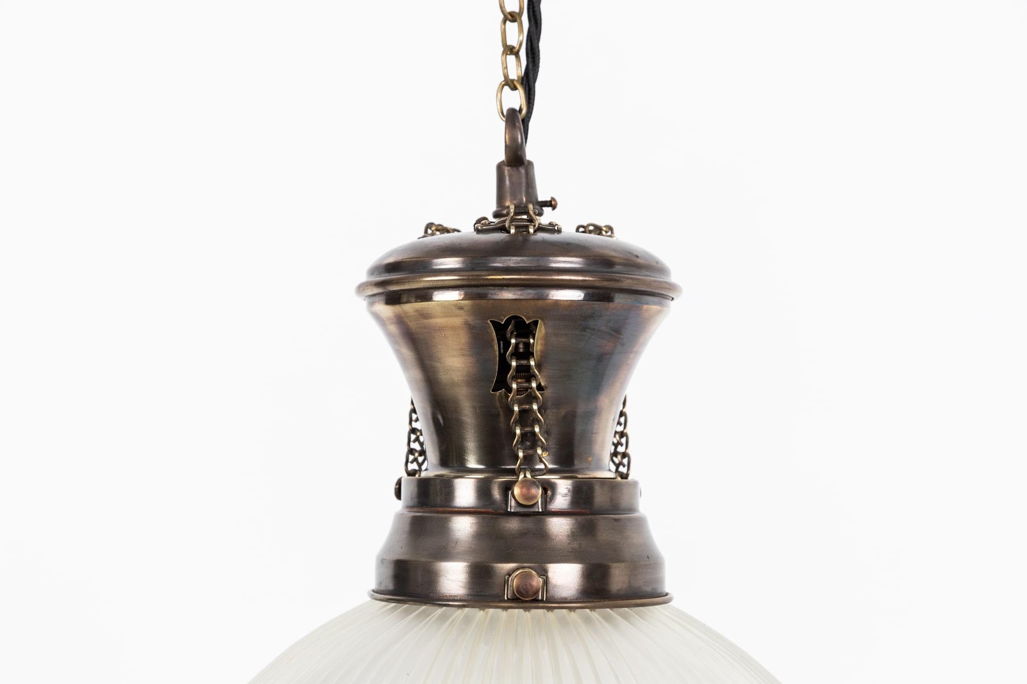 Début du 20ème siècle Lampe à suspension ancienne en verre prismatique réflecteur-refractor Holophane de 12 pouces, c. 1920 en vente