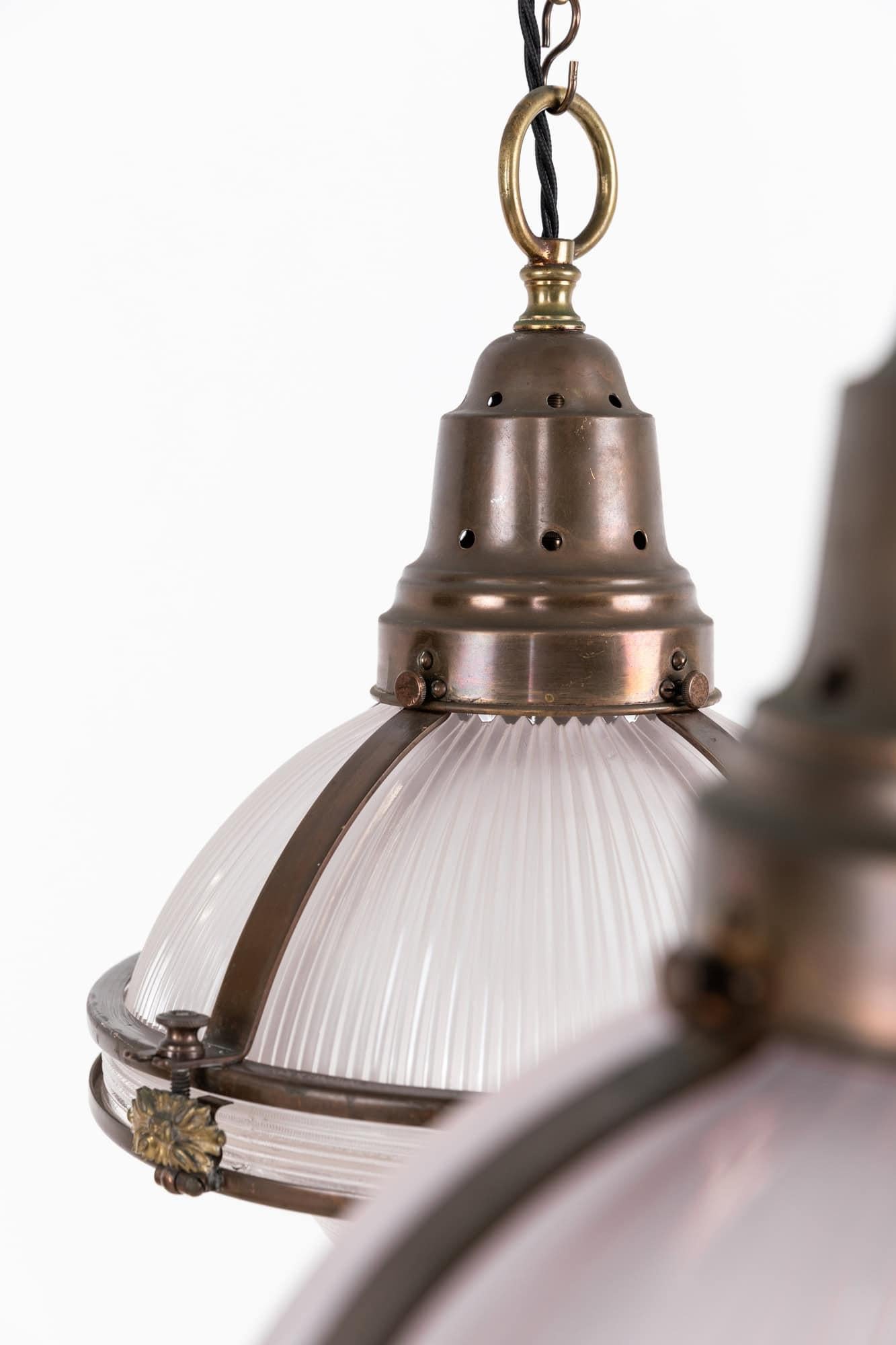 Laiton Lampe à suspension ancienne en verre prismatique réflecteur-refractor Holophane de 12 pouces, c. 1920 en vente
