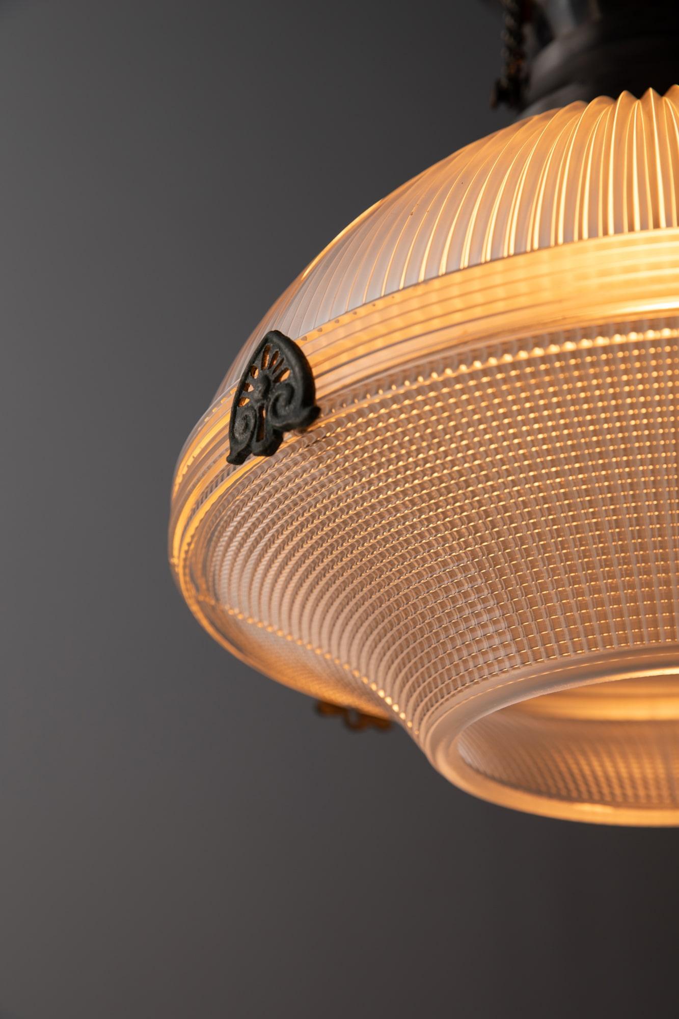 Laiton Lampe à suspension ancienne en verre prismatique réflecteur-refractor Holophane de 12 pouces, c. 1920 en vente