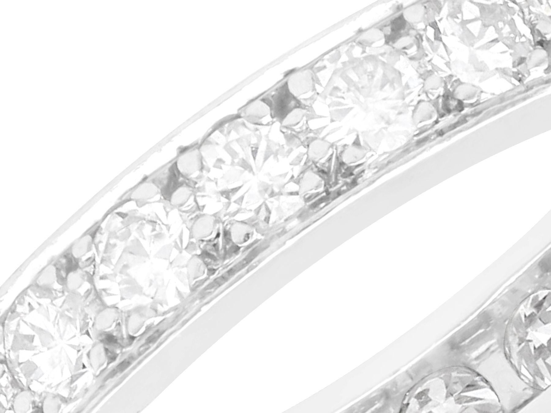 Ein feiner und beeindruckender 1,20-Karat-Diamant und Platin-Ring für die Ewigkeit; Teil unserer vielfältigen Vintage-Schmuck und Nachlass-Schmuck-Kollektionen.

Dieser schöne und beeindruckende antike Diamantring für die Ewigkeit ist aus Platin