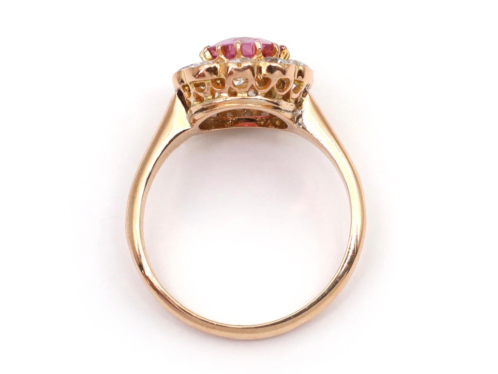 Antiker antiker 1,20 Karat Fancy Pink Saphir und Diamant Cluster Ring aus 18kt Gelbgold (Viktorianisch)
