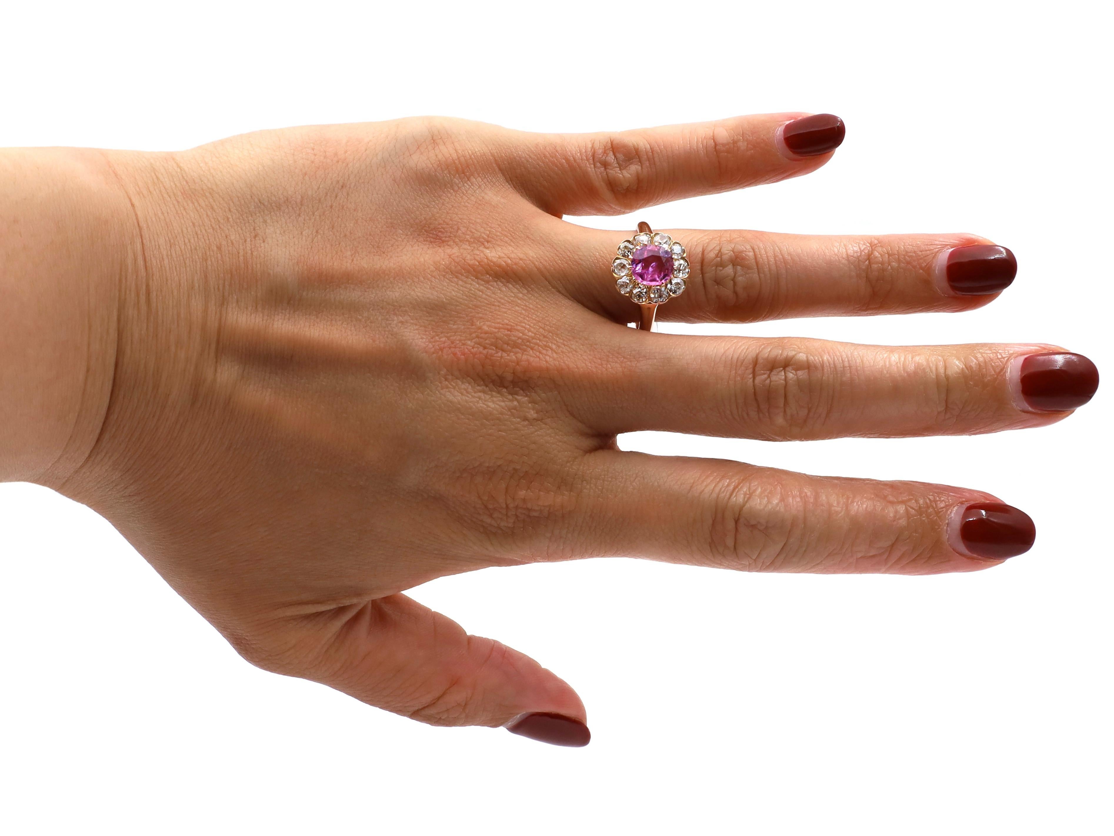 Antiker antiker 1,20 Karat Fancy Pink Saphir und Diamant Cluster Ring aus 18kt Gelbgold (Kissenschliff)