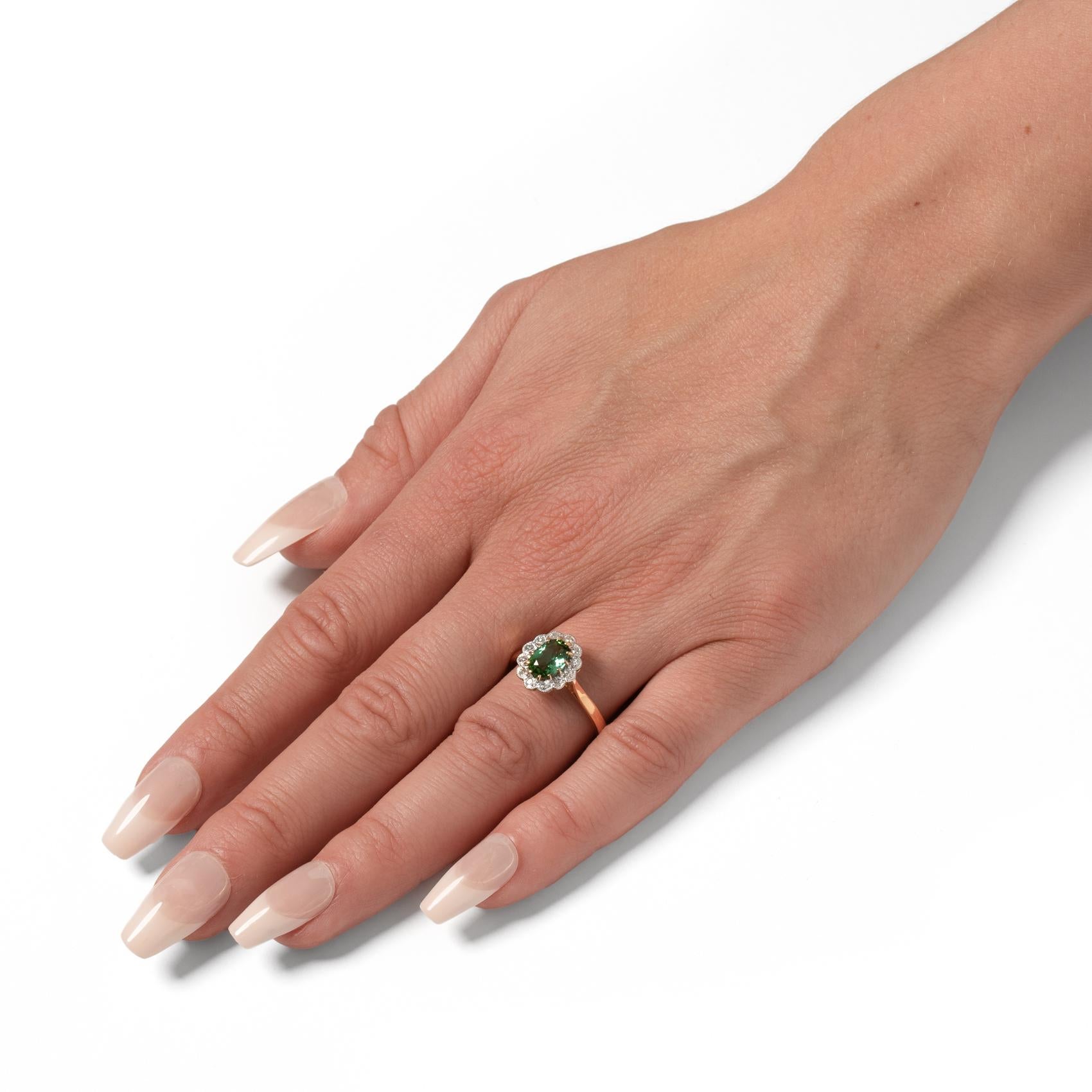 Antique 1.20ct Green Tourmaline and Diamond Cluster Ring, c.1930s im Zustand „Gut“ im Angebot in London, GB
