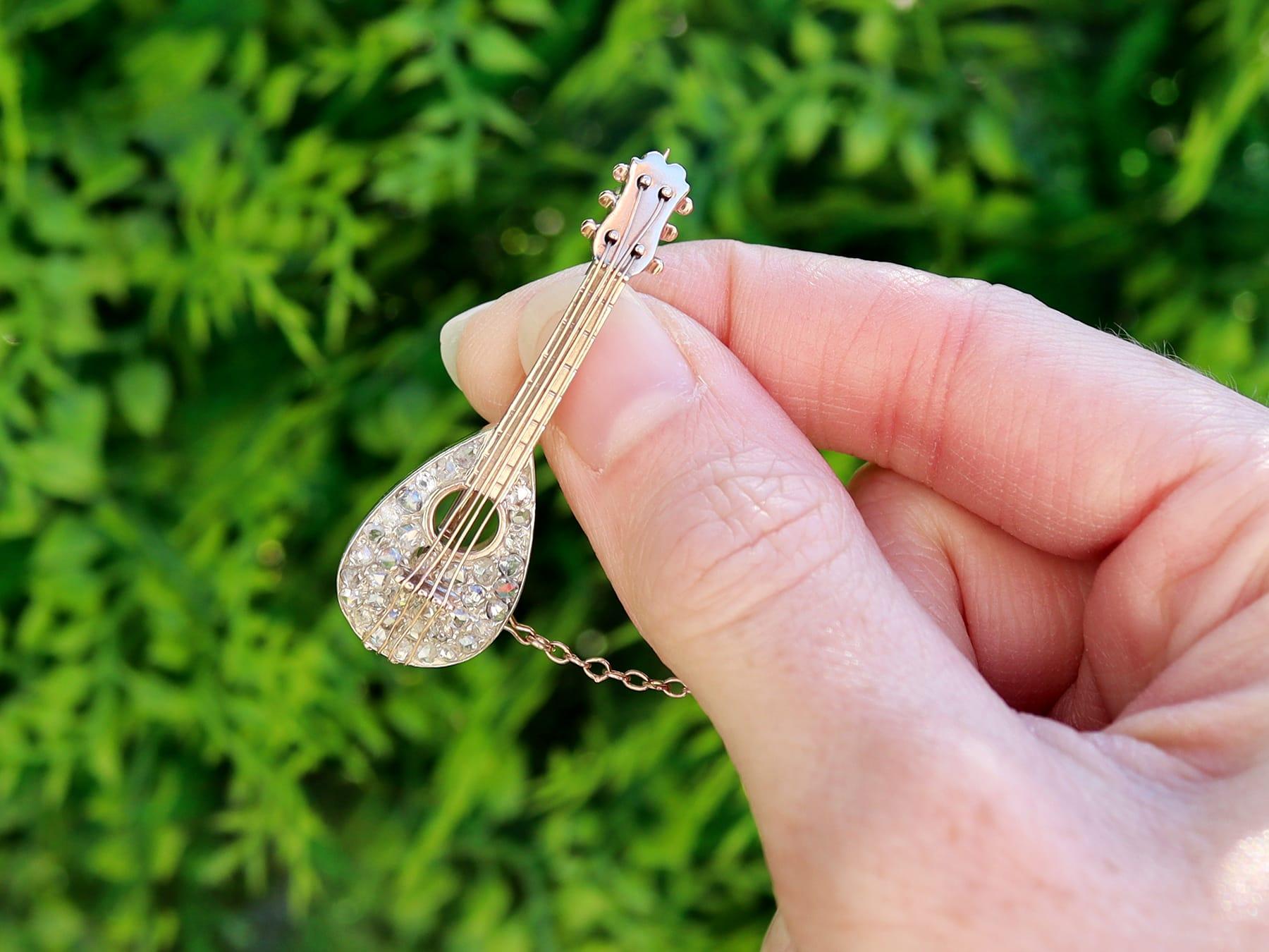 Un'eccezionale, raffinata e impressionante, rara spilla antica vittoriana a mandolino con diamante da 1,25 carati, oro giallo da 9 carati e argento incastonato; fa parte delle nostre diverse collezioni di gioielli antichi vittoriani e di estate