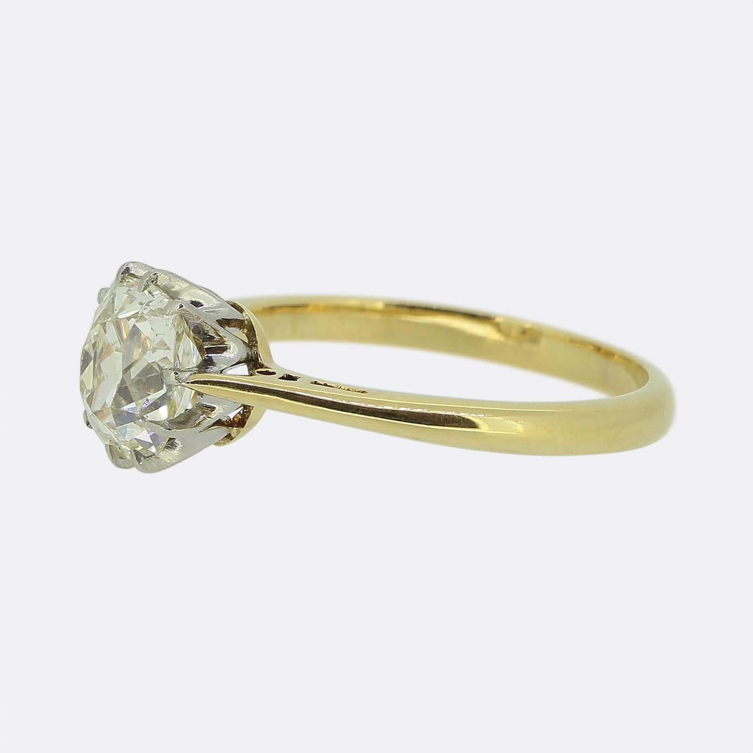 Ecco un anello solitario dallo stile classico con un affascinante diamante taglio old mine. Il diamante, con le sue sfaccettature uniche, è incastonato in una sicura montatura in platino a 10 griffe, mentre il cinturino è realizzato in oro giallo 18